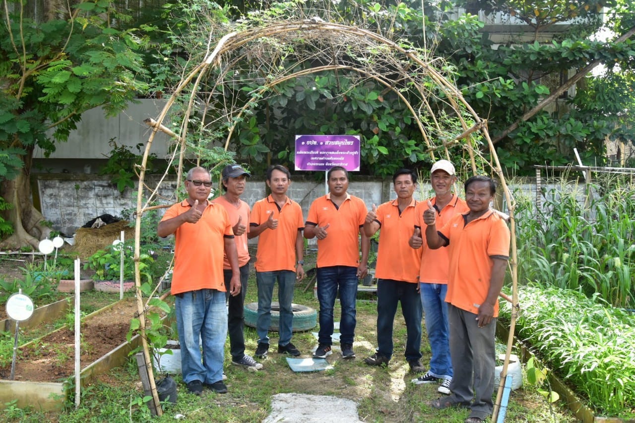เทศบาลตำบลตันหยงมัส โดยกองสวัสดิการสังคม ดำเนินโครงการ 1 อปท. 1 สวนสมุนไพร เฉลิมพระเกียรติพระบาทสมเด็จพระเจ้าอยู่หัว          เนื่องในโอกาสวันเฉลิมพระชนมพรรษา 28 กรกฎาคม 2566 ได้ดำเนินการสร้างพื้นที่แหล่งเรียนรู้สวนสมุนไพร ภายใต้กิจกรรม “สวนสมุนไพรท้องถิ่นทรงคุณค่า” ณ สวนวัชระอุทยาน อำเภอระแงะ จังหวัดนราธิวาส อีกทั้งเทศบาลตำบลตันหยงมัสได้มีนโยบายส่งเสริมการพัฒนาที่ยั่งยืน โดยทำโครงการอย่างต่อเนื่อง เพื่อให้มีแหล่งเรียนรู้ท้องถิ่นเกี่ยวกับชนิดพืชพรรณสมุนไพร ให้เด็ก เยาวชน และประชาชนในชุมชนได้เห็นคุณค่าของสมุนไพรที่มีอยู่ในเขตชุมชน รวมทั้งประโยชน์ต่อการรักษาสุขภาพ การอนุรักษ์และการใช้สมุนไพรท้องถิ่นให้เกิดประโยชน์ และมีโครงการที่จะต่อยอดขยายพื้นที่ศูนย์เรียนรู้ให้ครบทั้ง 7 ชุมชน ในเขตเทศบาลตำบลตันหยงมัสต่อไป
-----------------------------------------------------------------
(#1อปท. 1สวนสมุนไพร)
(#สวนสมุนไพรรักษ์ถิ่น)