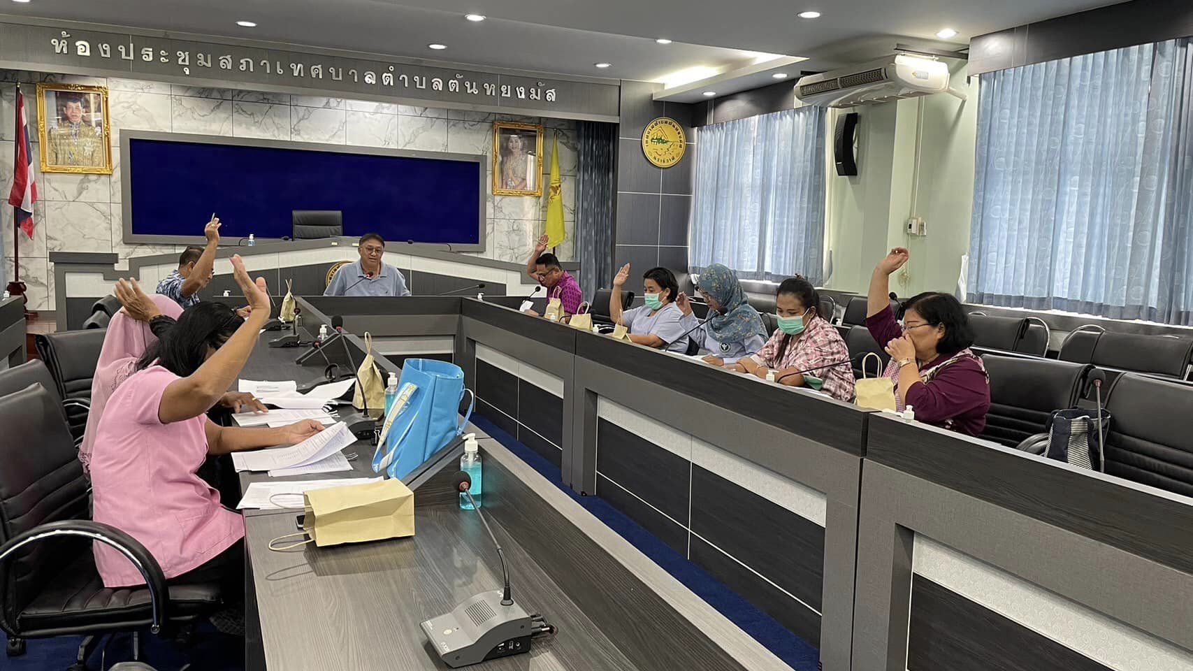 วันที่ 17 เดือน ตุลาคม พ.ศ. 2566 เวลา 13.30 น.
ณ ห้องประชุมสภาเทศบาลตำบลตันหยงมัส (ชั้น 3) เทศบาลตำบลตันหยงมัส โดยกองสาธารณสุขและสิ่งแวดล้อมจัดประชุมคณะอนุกรรมการสนับสนุนการจัดบริการดูแลระยะยาวสำหรับผู้สูงอายุที่มีภาวะพึ่งพิง ครั้งที่ 1/2566 นายประเสริฐ แซ่ฮ่อ นายกเทศมนตรีตำบลตันหยงมัส ,นายณัฐภัทร จิตนะมงคล ปลัดเทศบาล,นายนพพร จันทร์แก้ว รองปลัดเทศบาล พร้อมด้วยสาธารณสุขอำเภอ,ผู้แทนคณะกรรมการกองทุนฯ,ผู้ช่วยเหลือดูแลผู้สูงอายุที่มีภาวะพึ่งพิงในพื้นที่ตำบลตันหยงมัส,หัวหน้าหน่วยบริการปฐมภูมิฯ และผู้จัดการระบบการดูแลระยะยาวด้านสาธารณสุข เข้าร่วมประชุมในครั้งนี้
ระเบียบวาระที่ 1 เรื่องที่ประธานแจ้งที่ประชุมทราบ
1.1 รายชื่อคณะอนุกรรมการสนับสนุนการจัดบริการดูแลระยะยาวสำหรับผู้สูงอายุที่มีภาวะพึ่งพิง
1.2 รายงานจำนวนผู้สูงอายุที่มีภาวะพึ่งพิง ประจำปีงบประมาณ 2566 (รายเก่า)
1.3 รายจำนวนผู้สูงอายุที่มีภาวะพึ่งพิง (รายเก่า) ประจำปีงบประมาณ 2567
ระเบียบวาระที่ 2 รับรองรายงานประชุม
2.1 รับรองรายงานการประชุมครั้งที่ 1/2565
ระเบียบวาระที่ 3 เรื่องพิจารณา
3.1 รายงานการเงินของกองทุนฯ LTC
3.2 ติดตามประเมินผลการดำเนินการโครงการเพื่อจัดบริการดูแลระยะยาวด้านสาธารณสุขสำหรับผู้สูงอายุที่มรภาวะพึ่งพิง
3.3 พิจารณาเลือกผู้สูงอายุรายใหม่เข้าสู่ระบบการจัดบริการดูแลระยะยาวสำหรับผู้สูงอายุที่มีภาวะพึ่งพิง ประจำปี 2566
3.4 พิจารณาอนุมัติ Care plan (แผนการดูแลรายบุคคล)
ผู้สูงอายุที่มีภาวะพึ่งพิง ประจำปี 2567
3.5 พิจารณาอนุมัติโครงการเพื่อจัดบริการดูแลระยะยาวด้านสาธารณสุขสำหรับผู้สูงอายุที่มีภาวะพึ่งพิง ประจำปีงบประมาณ 2567
3.6. พิจารณาอนุมัติเบิกจ่ายชดเชยค่าบริการแก่ CG ประจำปีงบประมาณ 2566 
ระเบียบวาระที่ 4 เรื่องอื่นๆ