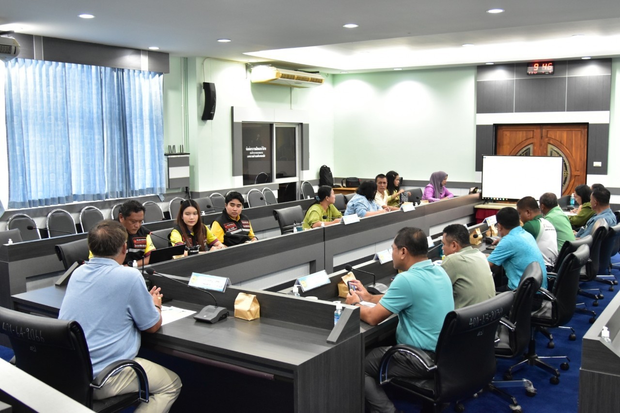วัน พุธ ที่ 25 ตุลาคม 2566 เวลา 09.30 น.
ณ ห้องประชุมสภาเทศบาลตำบลตันหยงมัส (ชั้น 3) เทศบาลตำบลตันหยงมัส
โดยกองยุทธศาสตร์และงบประมาณจัดประชุม การตรวจวิเคราะห์การใช้พลังงานและให้คำปรึกษากับหน่วยงานที่มีปริมาณ การใช้พลังงานสูงหรือต่ำผิดปกติครั้งที่ 2 ภายใต้โครงการลดการใช้พลังงานในภาครัฐ ปีงบประมาณ พ.ศ.2566
นายประเสริฐ แซ่ฮ่อ นายกเทศมนตรีตำบลตันหยงมัส,นายณัฐภัทร จิตนะมงคล ปลัดเทศบาล,นายนพพร จันทร์แก้ว รองปลัดเทศบาลตำบลตันหยงมัส,นายประพัทธ์ ปรางสุวรรณ หัวหน้าสำนักปลัด,ผู้อำนวยการกองสวัสดิการ,อำนวยการกองสาธารณสุขและสิ่งแวดล้อม,ผู้อำนวยการกองสวัสดิการสังคม,ผู้อำนวยการกองยุทธศาสตร์และงบประมาณ,หัวหน้าฝ่ายบริหารงานทั่วไป,หัวหน้าฝ่ายบริหารงานคลัง รก.ผู้อำนวยการกองคลัง,หัวหน้าฝ่ายบริการและเหยแพร่วิชาการ,นิติกรปฏิบัติการเข้าร่วมประชุมในครั้งนี้
