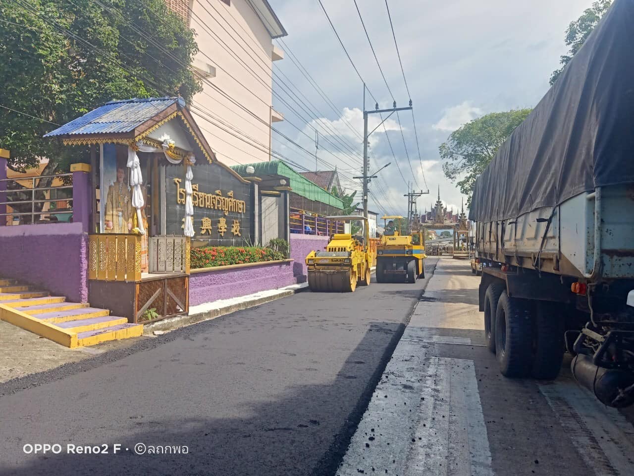 แจ้งประชาสัมพันธ์ เทศบาลตำบลตันหยงมัส
เทศบาลตำบลตันหยงมัส จะดำเนินการก่อสร้างปรับปรุงซ่อมแซมถนนทางหลวงท้องถิ่น ได้แก่ โครงการเสริมผิวถนนแอสฟัสท์ติกคอนกรีต รหัสสายทาง นธ ถ.6-0044 จำนวน 7 ช่วง หมู่ที่ 7 ชุมชนดารุสสลาม ตำบลตันหยงมัส
เทศบาลตำบลตันหยงมัส ขนาดกว้าง 6.52 เมตร ยาว 3,303 เมตร หนา 0.05 เมตร พื้นที่รวม 21,535.56 ตารางเมตร เทศบาลจึงขอความอนุเคราะห์เจ้าของอาคารผู้อยู่อาศัยในสายทางที่จะดำเนินการเก็บทางขึ้นลง อาคาร กระถางต้นไม้ ชายคา กันสาด สิ่งกีดขวางอื่นๆ ที่อยู่บนถนนทางสาธารณะให้เรียบร้อยด้วยนะคะ
ถนนที่จะดำเนินการ
1. ถนนเทศบาล 8 (จากป้อมดารุสสลาม-สะพานบูเก๊ะสามี)
2. ถนนเทศบาล 8 ซอย 2
3. ถนนเทศบาล 11
4. ถนนเทศบาล 11 ซอย3
5. ถนนเทศบาล 11 ซอย 5
6. ถนนพระยาระแงะ ซอย 3
7. ถนนเทศบาล 1 และถนนระแงะมรรคา 36