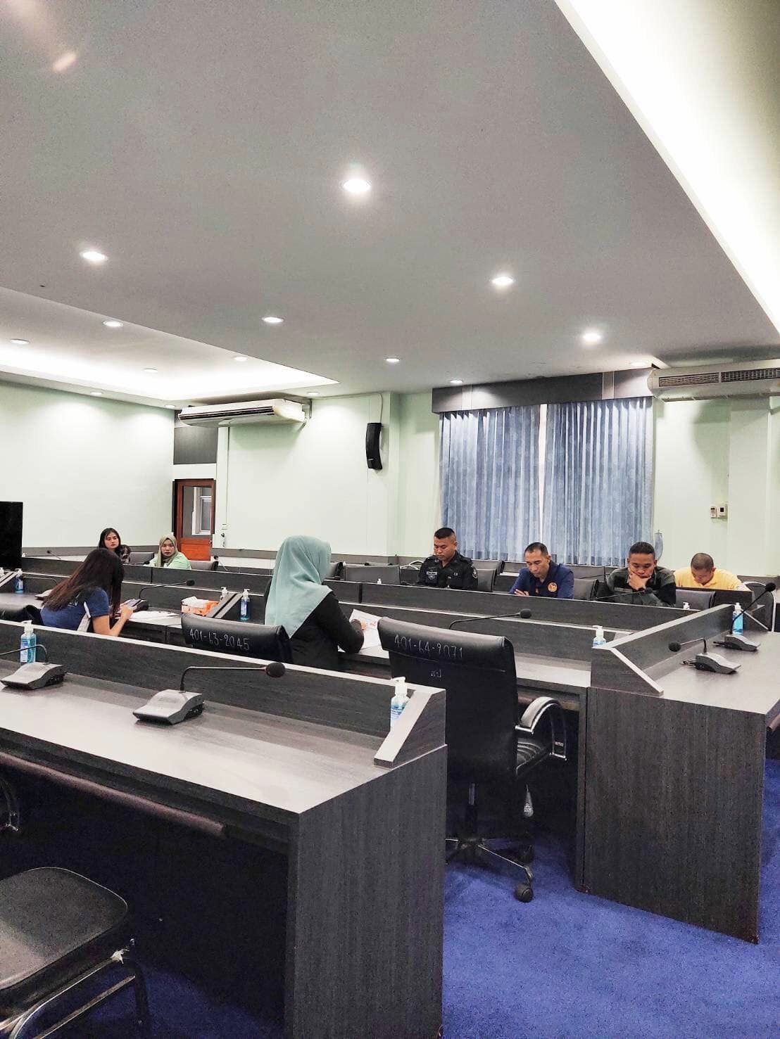 วันพุธ ที่ 22 พฤศจิกายน 2566 เวลา 10.00 น.
ณ ห้องประชุมสภาเทศบาลตำบลตันหยงมัส ชั้น 3
สำนักปลัดเทศบาลมีการจัดประชุมเพื่อเตรียมความพร้อมในการรักษาความปลอดภัยของโครงการสืบสานประเพณีลอยกระทง ที่จะจัดขึ้นในวันจันทร์ ที่ 27 พฤศจิกายน 2566 โดยมีเจ้าหน้าในหน่วยงานที่เกี่ยวข้อง ดังนี้
หน่วยเฉพาะกิจทหารพรานที่ 45,สถานีตำรวจภูธรระแงะ และที่ทำการปกครองอำเภอระแงะ