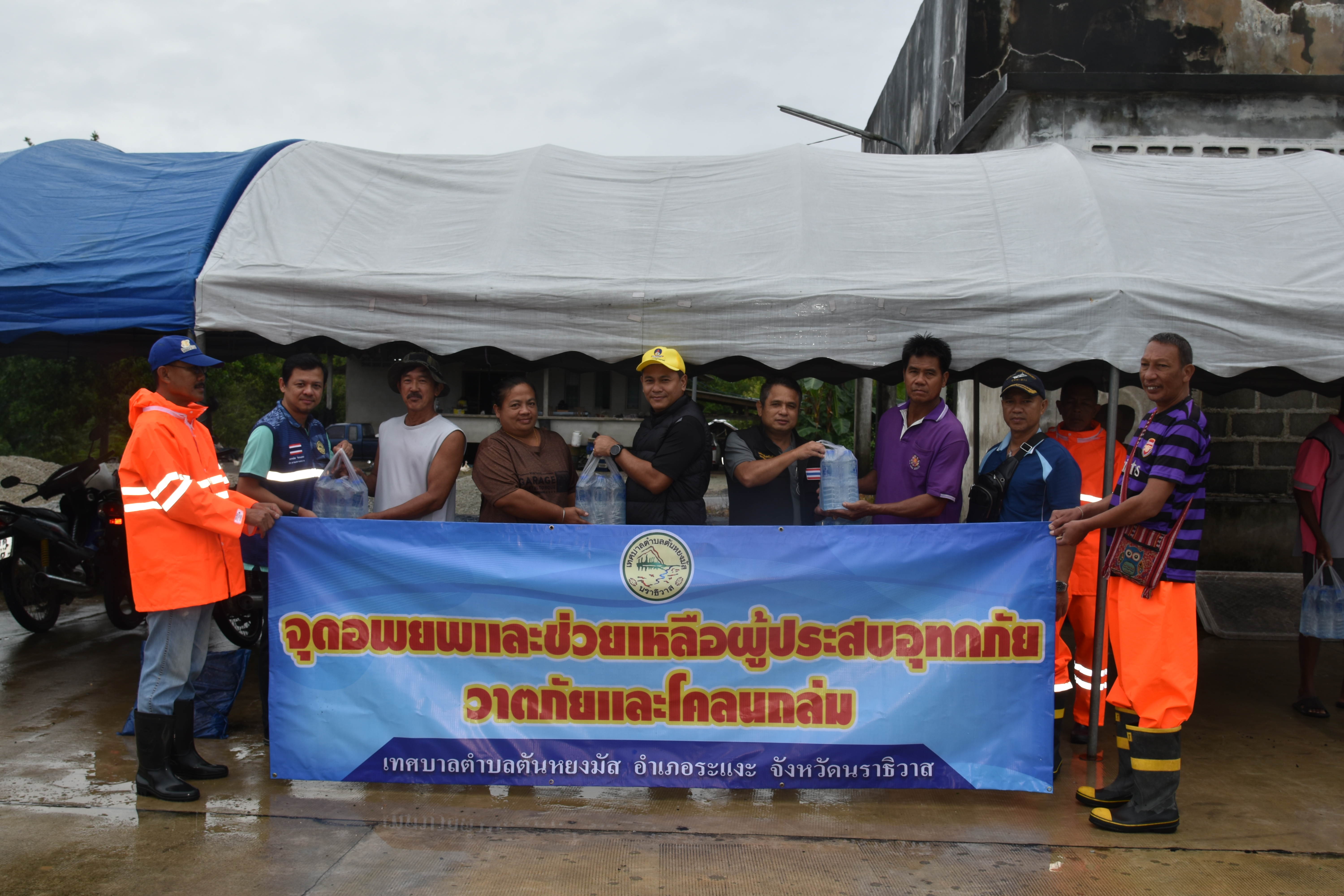 วันพุธ ที่ 22 พฤศจิกายน 2566 เวลา 09.30 น.
นายณัฐภัทร จินนะมงคล ปลัดเทศบาลตำบลตันหยงมัส ลงพื้นที่สำรวจน้ำท่วม บริเวณพื้นที่ ถนนประชาสามัคคี,ถนนระแงะมรรคา 1-5,ถนนมะรือโบบ่อทอง,ถนนลานไทร ซอย 1-3 โดยมี นายนพพร จันทร์แก้ว รองปลัด,นายธานินทร์ สุวรรณมณี หัวหน้าฝ่ายปกครอง,นายมงคล ทองไกร ผู้อำนวยการกองช่าง,นายอำนวย พุทธนุกูล ผู้อำนวยการกองยุทธสาสตร์และงบประมาณ,นายเอกชัย จิตมงคล ประธานสภาเทศบาลตำบลตันหยงมัส