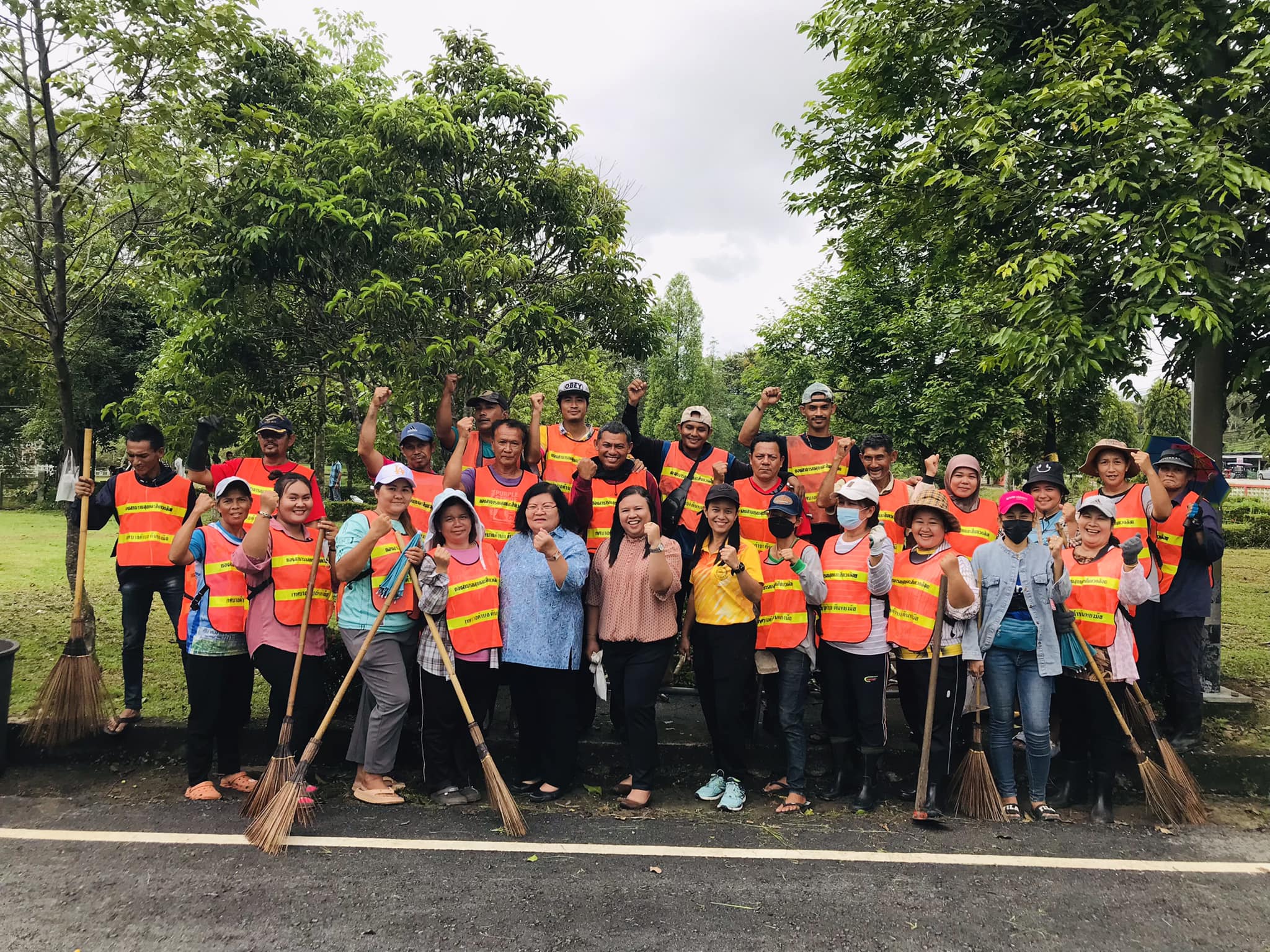 วันศุกร์ ที่ 24 พฤศจิกายน 2566 เวลา 13.30 น. เทศบาลตำบลตันหยงมัส ดำเนินการพัฒนาทำความสะอาดแหล่งน้ำ ปรับปรุงภูมิทัศน์ ทำความสะอาดเก็บขยะ และวัชพืช ตัดแต่งกิ่งไม้ บริเวณสาธารณะวัชระอุทยาน ตำบลตันหยงมัส อำเภอระแงะ จังหวัดนราธิวาส เพื่อเตรียมความพร้อมในการจัดกิจกรรม วันลอยกระทง ประจำปีพุทธศักราช 2566