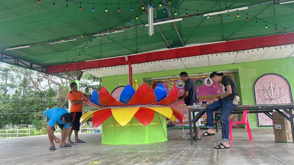 การจัดเตรียมสถานที่จัดงาน นี่คือภาพบรรยากาศส่วนหนึ่งภายในงาน....แล้วมาเจอกันนะค่ะ🎏💗
🎊🚶 นายประเสริฐ  แซ่ฮ่อ นายกเทศมนตรีตำบลตันหยงมัส ขอเชิญเที่ยวโครงการสืบสานประเพณีวันลอยกระทง ประจำปี พ.ศ.2566 “เทศบาลตำบลตันหยงมัส " 💓💞  
เทศบาลตำบลตันหยงมัส ขอเชิญเที่ยวโครงการสืบสานประเพณีวันลอยกระทง ประจำปี พ.ศ.2566
ในวันจันทร์ที่ 27 พฤศจิกายน 2566  ตั้งแต่เวลา 15.30 น. เป็นต้นไป 
ณ ริมน้ำสวนสาธารณะวัชระอุทยาน ตำบลตันหยงมัส อำเภอระแงะ จังหวัดนราธิวาส
#ลอยกระทง
#เทศบาลตำบลตันหยงมัสดีต่อใจ
