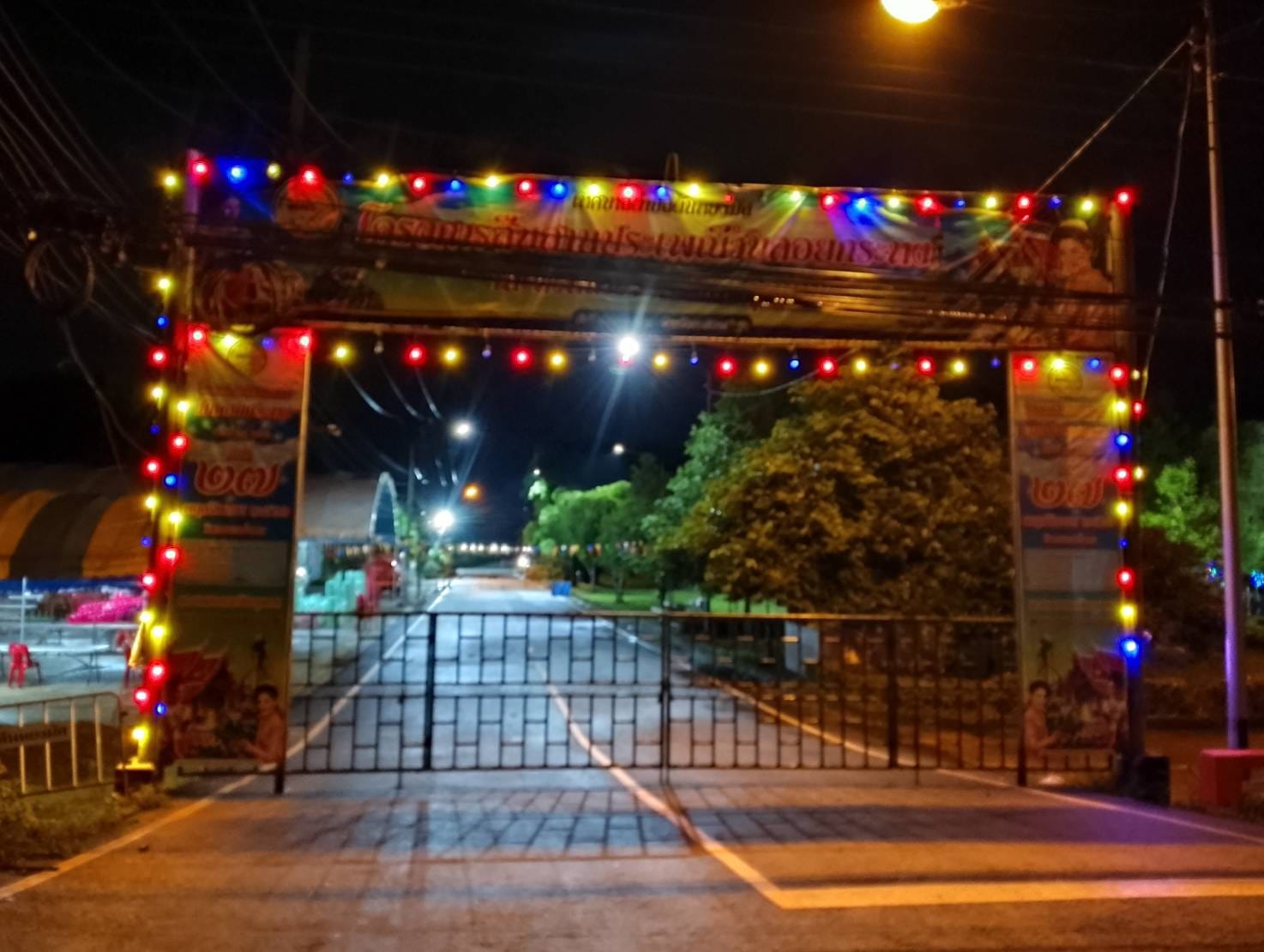 สถานที่จัดงานโครงการสืบสานประเพณีวันลอยกระทง ประจำปี พ.ศ.2566
พร้อมแล้วหนา แล้วออเจ้าทั้งหลาย เตรียมพร้อมกันรึยังเจ้าคะ
ปีนี้ เทศบาลฯ จัดตกแต่งสถานที่ได้อย่างสวยงาม อลังการสุดๆ อย่าลืมใส่ชุดไทยสวยๆ ไปร่วมงาน แล้วอย่าลืมเซลฟี่ กันด้วยนะเจ้าคะ 🥰🥰🥰
แล้วมาเจอกัน 27 พฤศจิกายน 2566 นี้ ณ สวนสาธารณะวัชระอุทยาน 😊😊😊
ข่าว : นางสาววรลักษณ์ ไซร้สุวรรณ หัวหน้าฝ่ายบริการและเผยแพร่วิชาการ 
ภาพ : นายจารุวัฒน์ แท่นเงิน ลูกจ้างโครงการ
#บรรยากาศ​กลางคืน