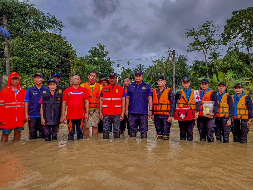 วันที่ 2 ธันวาคม พ.ศ.2566 เทศบาลตำบลตันหยงมัส นำโดยนายประเสริฐ แซ่ฮ่อ นายกเทศมนตรีตำบลตันหยงมัส , นาย ธานินทร์ สุวรรณมณี หัวหน้าฝ่ายปกครอง , สมาชิกสภาเทศบาล , พร้อม งานป้องกันและบรรเทาสาธารณภัย , นายวิมุตติ  อำนักมณี นายอำเภอระแงะ , พันเอก สุรศักดิ์  พึ่งแย้ม ผู้บังคับหน่วยเฉพาะกิจกรมทหารพรานที่ 45 ,ร่วมลงพื้นที่ให้ความช่วยเหลือเบื้องต้นในการแจกจ่ายน้ำดื่มแก่ผู้ประสบอุทกภัยในพื้นที่เขตเทศบาลตำบลตันหยงมัส 
โดยในครั้งนี้ มี นายปรีชา  นวลน้อย รองผู้ว่าราชการจังหวัดนราธิวาส รักษาราชการแทนผู้ว่าราชการจังหวัดนราธิวาส ประชุมติดตามสถานการณ์อุทกภัย ที่ห้องประชุมชั้น 2 ที่ว่าการอำเภอระแงะ ก่อนเดินทางลงพื้นที่หมู่ที่ 1 ตำบลตันหยงมัส อำเภอระแงะ เพื่อเยี่ยมให้กำลังใจ พร้อมมอบน้ำดื่มให้กับประชาชนที่ประสบภัยน้ำท่วม 
แจ้งเหตุฉุกเฉิน/ปัญหาความเดือดร้อนจากสถานการณ์ได้ที่ 
งานป้องกันและบรรเทาสาธารณภัย เทศบาลตำบลตันหยงมัส โทร.0-7367-1866