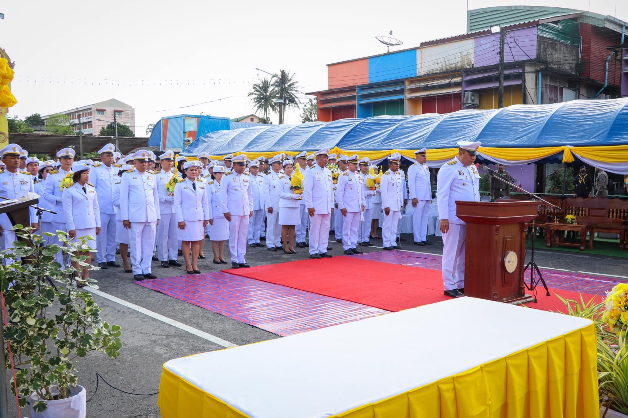 พิธีวางพานพุ่มดอกไม้และพิธีถวายบังคมเพื่อถวายพระราชกุศลและน้อมรำลึกเนื่องในวันคล้ายวันพระบรมราชสมภพ พระบาทสมเด็จพระบรมชนกาธิเบศร มหาภูมิพลอดุลยเดชมหาราช บรมนาถบพิตร วันชาติ วันพ่อแห่งชาติ (ในหลวงรัชกาลที่๙)
วันที่ ๕ ธันวาคม ๒๕๖๖ เวลา ๐๘.๓๐ น.
เทศบาลตำบลตันหยงมัส นำโดยนายประเสริฐ แซ่ฮ่อ นายกเทศมนตรีตำบลตันหยงมัส  พร้อมด้วยคณะผู้บริหารเทศบาลฯ ข้าราชการ ตัวแทนหน่วยงานภาครัฐ เอกชน และผู้เข้าร่วมพิธีทุกท่าน 
โดยมี นายวิมุตติ อำนักมณี นายอำเภอระแงะ
เป็นประธานพิธีวางพานพุ่มดอกไม้และถวายบังคมหน้าพระบรมฉายาลักษณ์(ในหลวงรัชกาลที่๙)เพื่อน้อมรำลึกในพระมหากรุณาธิคุณเนื่องในวันคล้ายวันวันพระบรมราชสมภพพระบาทสมเด็จพระบรมชนกาธิเบศร มหาภูมิพลอดุลยเดชมหาราช บรมนาถบพิตร (รัชกาลที่๙) ณ บริเวณวงเวียนลองกอง อำเภอระแงะ จังหวัดนราธิวาส