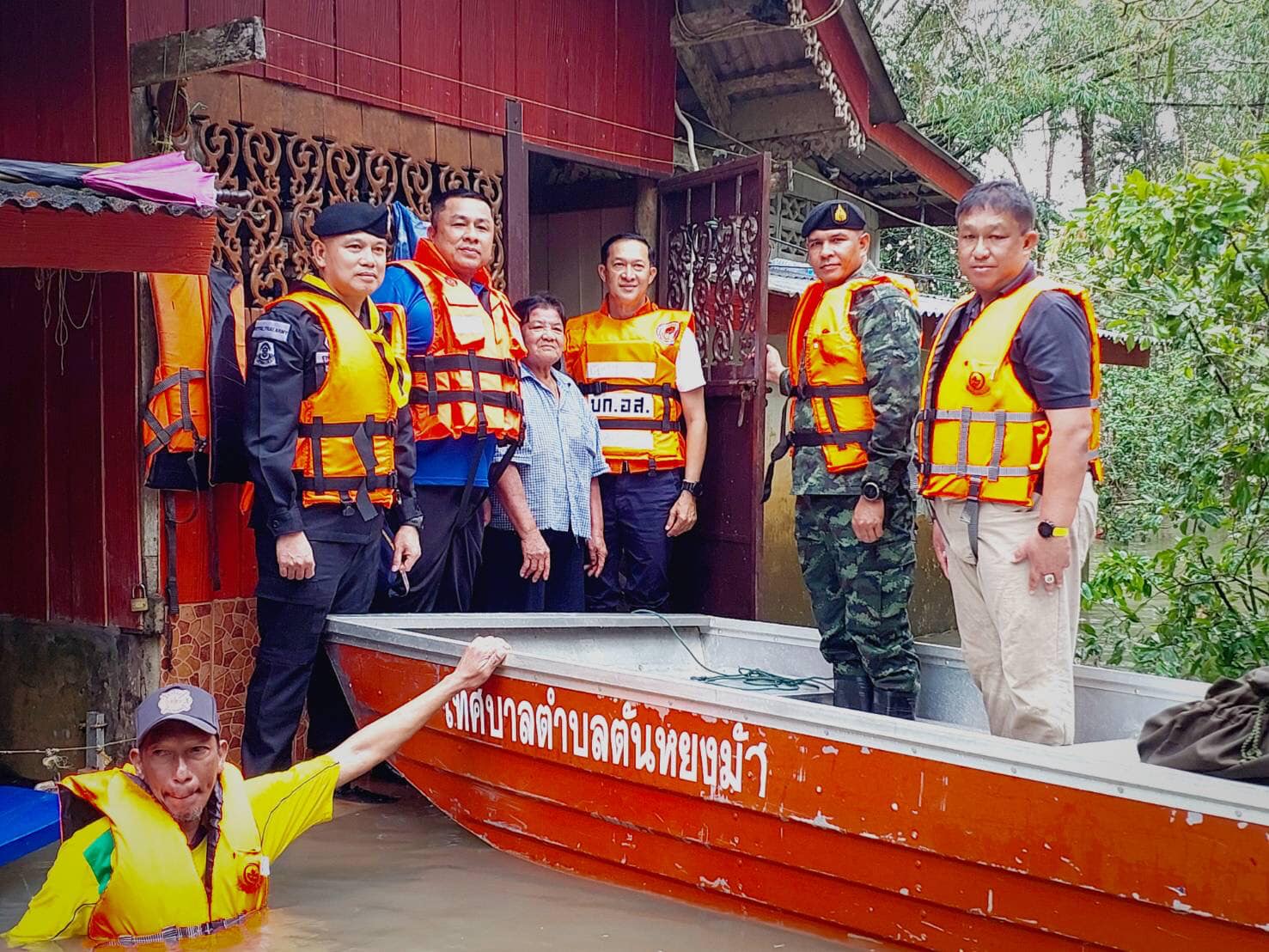 วันอาทิตย์ ที่ 24 ธันวาคม พ.ศ.2566 เทศบาลตำบลตันหยงมัส นำโดยนายประเสริฐ แซ่ฮ่อ นายกเทศมนตรีตำบลตันหยงมัส , นายณัฐภัทร จิตนะมงคล ปลัดเทศบาล , หัวหน้าฝ่ายปกครอง , สมาชิกสภาเทศบาล , พร้อม งานป้องกันและบรรเทาสาธารณภัย , นายวิมุตติ  อำนักมณี นายอำเภอระแงะ , พันเอก สุรศักดิ์  พึ่งแย้ม ผู้บังคับหน่วยเฉพาะกิจกรมทหารพรานที่ 45 ,ร่วมลงพื้นที่ให้ความช่วยเหลือเบื้องต้นในการแจกจ่ายน้ำดื่มแก่ผู้ประสบอุทกภัยในพื้นที่เขตเทศบาลตำบลตันหยงมัส 
โดยในครั้งนี้มี ว่าที่ร้อยตรีตระกูล โทธรรม ผู้ว่าราชการจังหวัดนราธิวาส  ร่วมลงพื้นที่หมู่ที่ 1 ตำบลตันหยงมัส อำเภอระแงะ เพื่อเยี่ยมให้กำลังใจ พร้อมมอบน้ำดื่มให้กับประชาชนที่ประสบภัยน้ำท่วม 
แจ้งเหตุฉุกเฉิน/ปัญหาความเดือดร้อนจากสถานการณ์ได้ที่ 
งานป้องกันและบรรเทาสาธารณภัย เทศบาลตำบลตันหยงมัส โทร.0-7367-1866