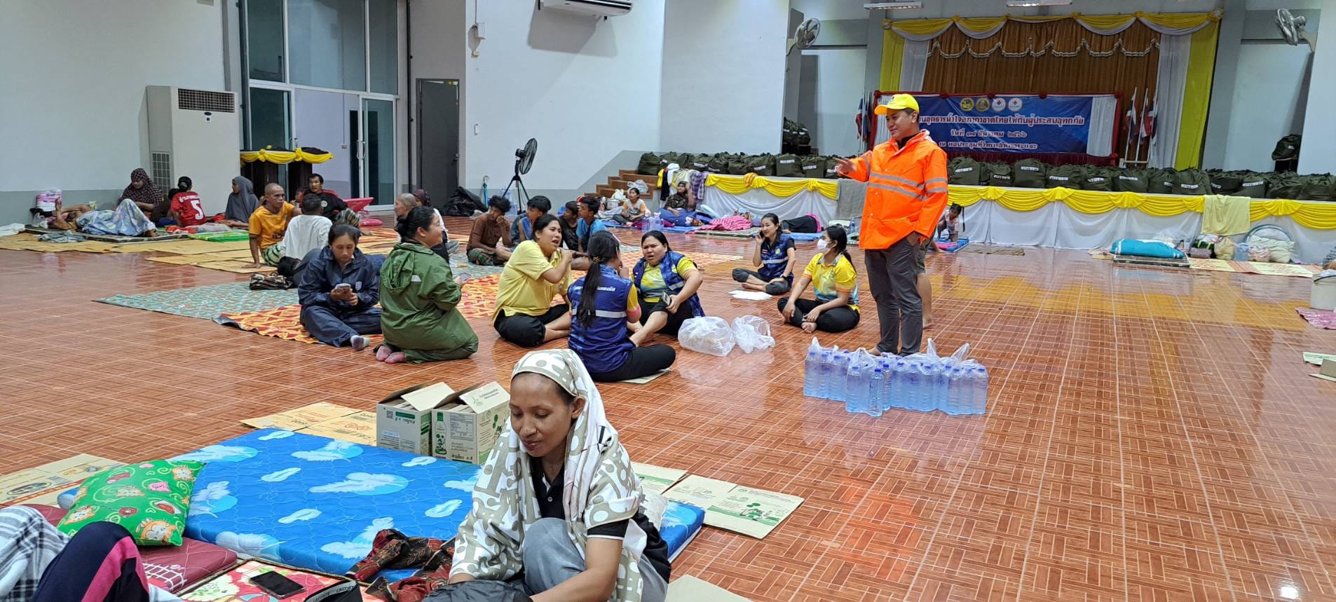 เทศบาลตำบลตันหยงมัส ประกาศเปิดศูนย์อพยพ จำนวน 4 สถานที่ ดังนี้
1.ศูนย์ช่วยเหลือผู้ประสบภัยเทศบาลตำบลตันหยงมัส
2.ศูนย์ช่วยเหลือผู้ประสบภัยที่ว่าการอำเภอระแงะ
3.ศูนย์ช่วยเหลือผู้ประสบภัยเขาพระ
4.ศูนย์ช่วยเหลือผู้ประสบภัยมัสยิดตันหยงมัส📣📣
‼️ต้องการความช่วยเหลือ ‼️
☎️☎️ โทร.0-7367-1866 งานป้องกันและบรรเทาสาธารณภัย เทศบาลตำบลตันหยงมัส ตลอด 24 ชั่วโมง