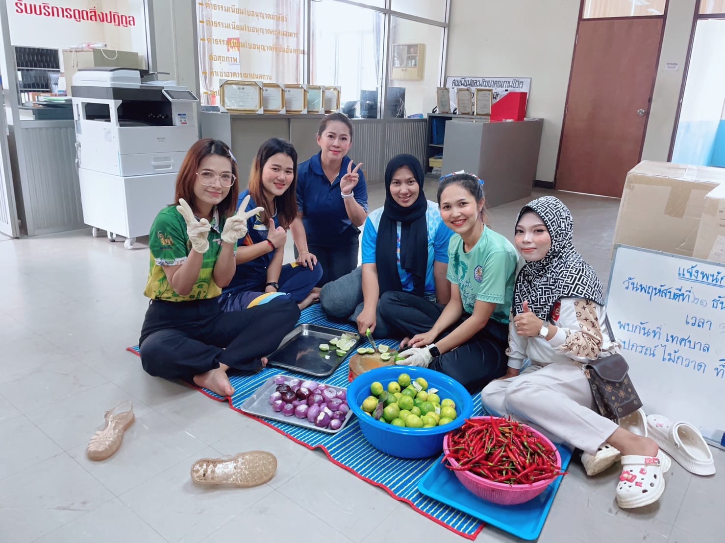 วันพุธ ที่ 27 ธันวาคม 2566 เทศบาลตำบลตันหยงมัส เปิดครัวปรุงอาหาร ช่วยเหลือผู้ประสบภัยน้ำท่วม ในเขตเทศบาลตำบลตันหยงมัส
นายประเสริฐ แซ่ฮ่อ นายกเทศมนตรีตำบลตันหยงมัส มอบหมายให้ พนักงานเทศบาลตำบลตันหยงมัส ร่วมกันประกอบอาหารจัดทำข้าวกล่อง เพื่อส่งมอบข้าวกล่องให้กับประชาชน เพื่อบรรเทาความเดือดร้อนแก่ผู้ประสบภัยน้ำท่วมในชุมชนเขตเทศบาลตำบลตันหยงมัส 
#บรรเทาทุกข์คนตันหยงมัสไม่ทิ้งกัน#
#เทศบาลตำบลตันหยงมัส#