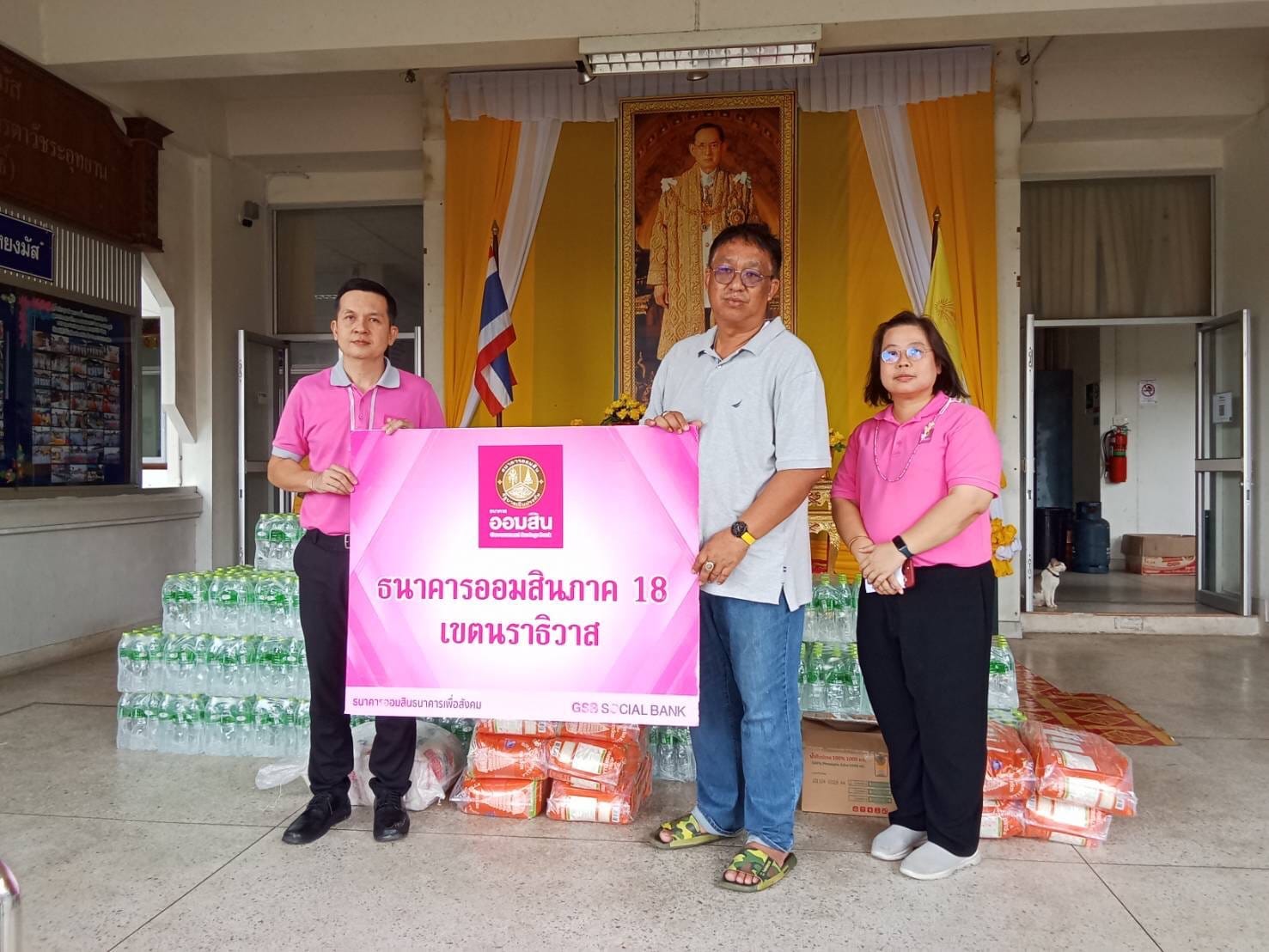 #ธารน้ำใจหลั่งไหลไม่ขาดสายช่วยเหลือผู้ประสบภัยน้ำท่วม#
วันที่ 28 ธันวาคม 2566
นายประเสริฐ แซ่ฮ่อ นายกเทศมนตรีตำบลตันหยงมัสได้รับมอบสิ่งของจากผู้สนับสนุนช่วยเหลือผู้ประสบภัยน้ำท่วม
❤️ธารน้ำใจจาก หน่วยงานต่างๆ ร้านค้า ปลีก-ส่ง และผู้มีจิตศรัทธา มีดังนี้
- น้ำดื่ม จำนวน 50 โหล จากธนาคารออมสิน สาขาตันหยงมัส
- เสื้อผ้า จำนวน 2 ลัง จากร้านวัสดุ (อัครวัสดุ) 
- บ้านหมอยา จำนวน 30 ชุด มอบยาแก้ไอ แก้น้ำกัดเท้า ยาลดน้ำมูก - นายยัสลัน แนปิแน สมาชิกสภาเทศบาลมอบน้ำมันพืช จำนวน 20 ถุง
- นางระเบียบ จิตมงคล มอบเงิน 1 000 บาท
- คริสจักรสัมพันธ์นราธิวาส ข้าวกล่อง จำนวน 55 กล่อง
- วิสาหกิจชุมชนร้านค้าสหกรณ์ตันหยงมัส น้ำดื่ม จำนวน 50 โหล
เทศบาลตำบลตันหยงมัส ขอขอบคุณธารน้ำใจที่มอบให้แก่ผู้ประสบภัยน้ำท่วม และจะได้นำสิ่งของที่ได้รับบริจาค ส่งต่อให้กับผู้ประสบภัยน้ำท่วม ต่อไป ขอขอบคุณครับ/ขอขอบคุณค่ะ
