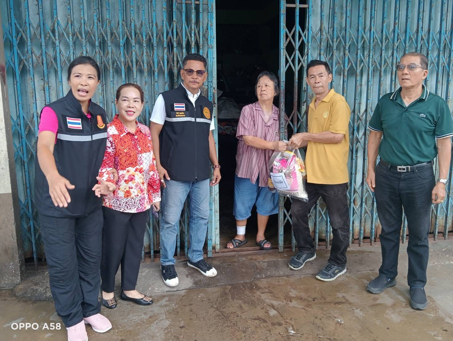 (ต่อ)​ มอบถุงยังชีพ เพื่อบรรเทาความเดือดร้อนแก่ประชาชนเทศบาลตำบลตันหยงมัส
- ถนนจิตมงคล
- ถนนเทศบาล 8 
- บริเวณวงเวียนลองกอง