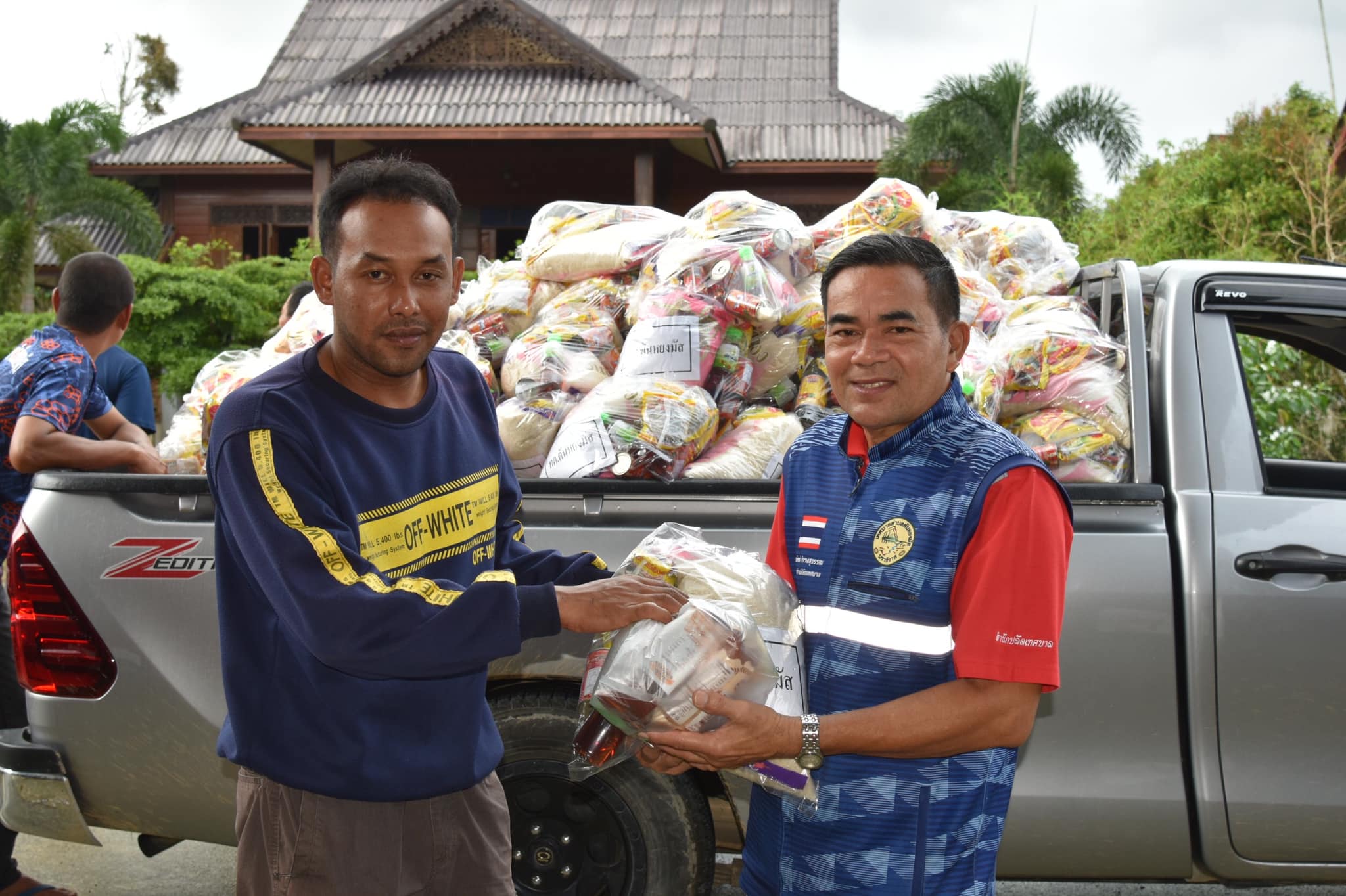 วันศุกร์ ที่ 29 ธันวาคม เวลา 08.30 น. นายประเสริฐ  แซ่ฮ่อ นายกเทศมนตรีตำบลตันหยงมัสมอบหมายให้นายประพัทธ์ ปรางสุวรรณ หัวหน้าสำนักปลัดเทศบาล พร้อมด้วย นายมูฮำหมัด ตาเห สมาชิกสภาเทศบาล นายประพันธ์ หนูชู สมาชิกสภาเทศบาล นายกูเปาซัน สุริยะสุนทร สมาชิกสภาเทศบาล นายอรุณ กรัณฑสุทธานนท์ สมาชิกสภาเทศบาล และหัวหน้าส่วนราชการ พนักงานเทศบาลตำบลตันหยงมัสลงพื้นที่เยี่ยมเยียน ให้ความช่วยเหลือและให้กำลังใจพี่น้องประชาชนที่อาศัยในชุมชนเขตเทศบาลตำบลตันหยงมัส ดังนี้
- ถนนระแงะมรรคา 1
- ถนนประชาสามัคคี 
ที่ได้รับผลกระทบจากน้ำท่วม พร้อมมอบถุงยังชีพ เพื่อบรรเทาความเดือดร้อนแก่ประชาชนเทศบาลตำบลตันหยงมัส