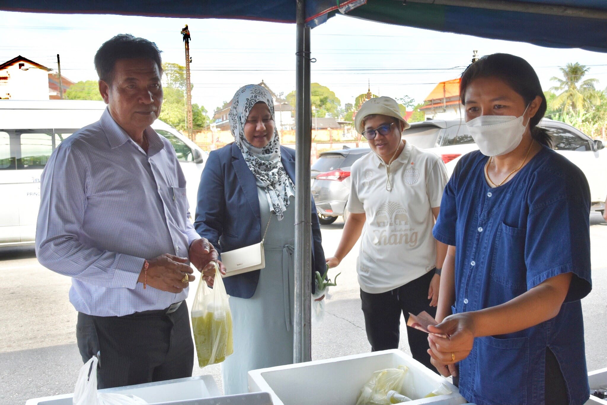 ภาพบรรยากาศตลาด รอมฎอน 
เมืองตำบลตันหยงมัส
ฮิจเราะฮศักราช 1445 ประจำปี 2567
ตลาดรอมฎอน ณ  ตำบลตันหยงมัส อำเภอระแงะ จังหวัดนราธิวาส
เทศบาลตำบลตันหยงมัสรณรงค์ใช้ถุงผ้าแทนถุงพลาสติก ลดภาวะโลกร้อน ถุงผ้าใช้ง่าย ขาดยาก ทนทาน และสามารถใช้ซ้ำได้มากกว่าหนึ่งครั้ง และที่สำคัญ "เป็นมิตรกับสิ่งแวดล้อมอีกด้วยย"
ร่วมรณรงค์ มาจ่ายตลาดรอมฎอนใช้ "ถุงผ้า" แทนถุงพลาสติกกันนะคะ
#ตลาดรอมฎอน
#เทศบาลตำบลตันหยงมัส 
#ถุงผ้าลดโลกร้อน