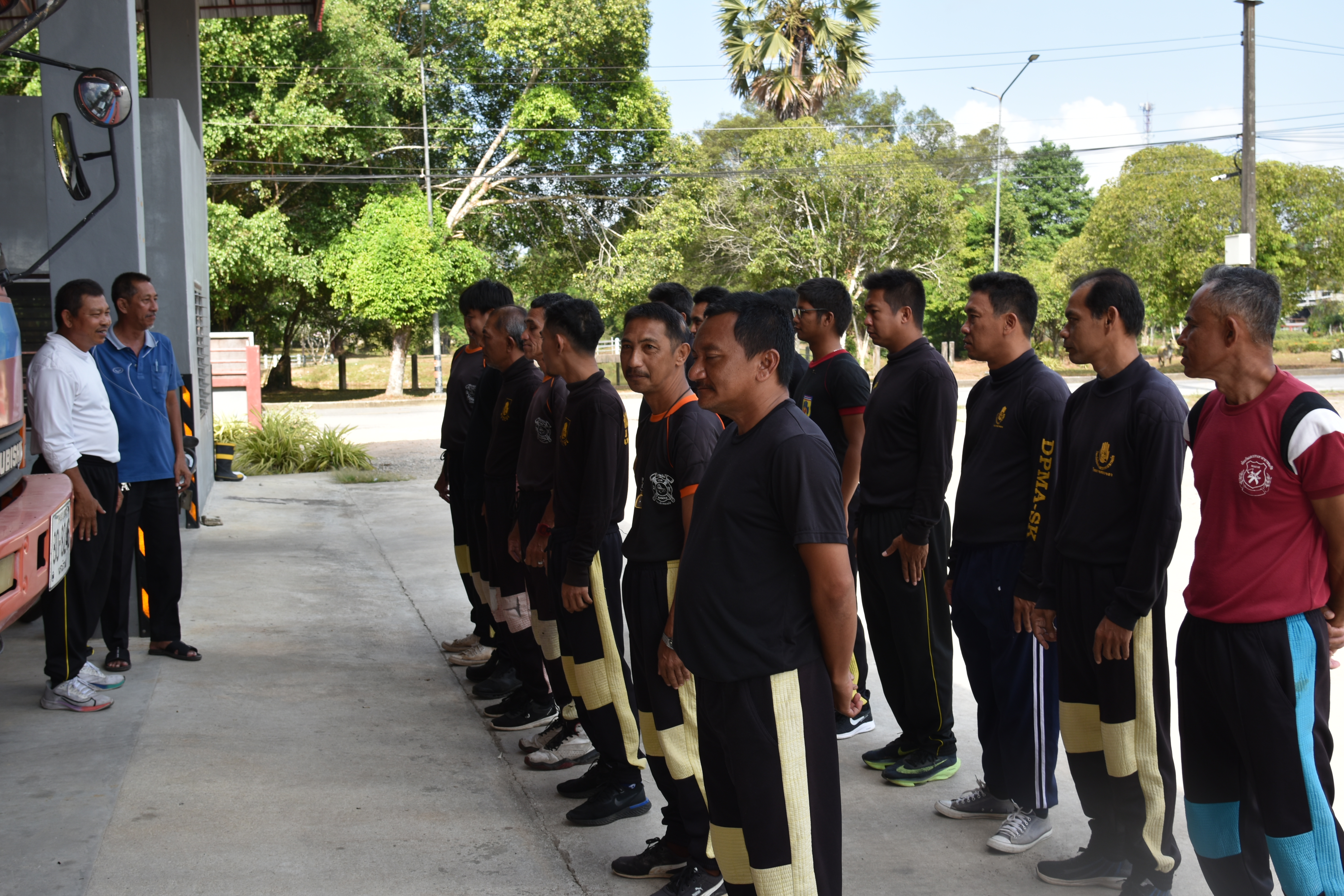 วันพฤหัสบดี ที่ 21 เดือน มีนาคม 2567 เวลา 08.30 น. 
พนักงานดับเพลิงฝึกทบทวนเตรียมความพร้อม ประจำเดือน มีนาคม                                                                                                                                                                                                      เพื่อการป้องกันบรรเทาสาธารณะภัย และ อัคคีภัย 
ให้แก่ประชาชน ในเขตเทศบาลตำบลตันหยงมัส กระบวนการฝึกทบทวนพนักงานดับเพลิง มีดังต่อไปนี้                                                                                                                                                                                                                               1. ฝึกกายบริหาร 10 ท่า                                                                                                                                                                                                                                                                       2. วิ่งออกกำลังกาย                                                                                                                                                                                                                                                                           3. ฝึกทบทวนการม้วนสายส่งน้ำ                                                                                                                                                                                                                                                        4. ให้ความรู้แผนผจญเพลิง แผนที่ 3 และแผนที่ 4                                                                                                                                                                                                                                           5. ฝึกปฏิบัติทบทวนผจญเพลิง แผนที่ 3 และ แผนที่ 4