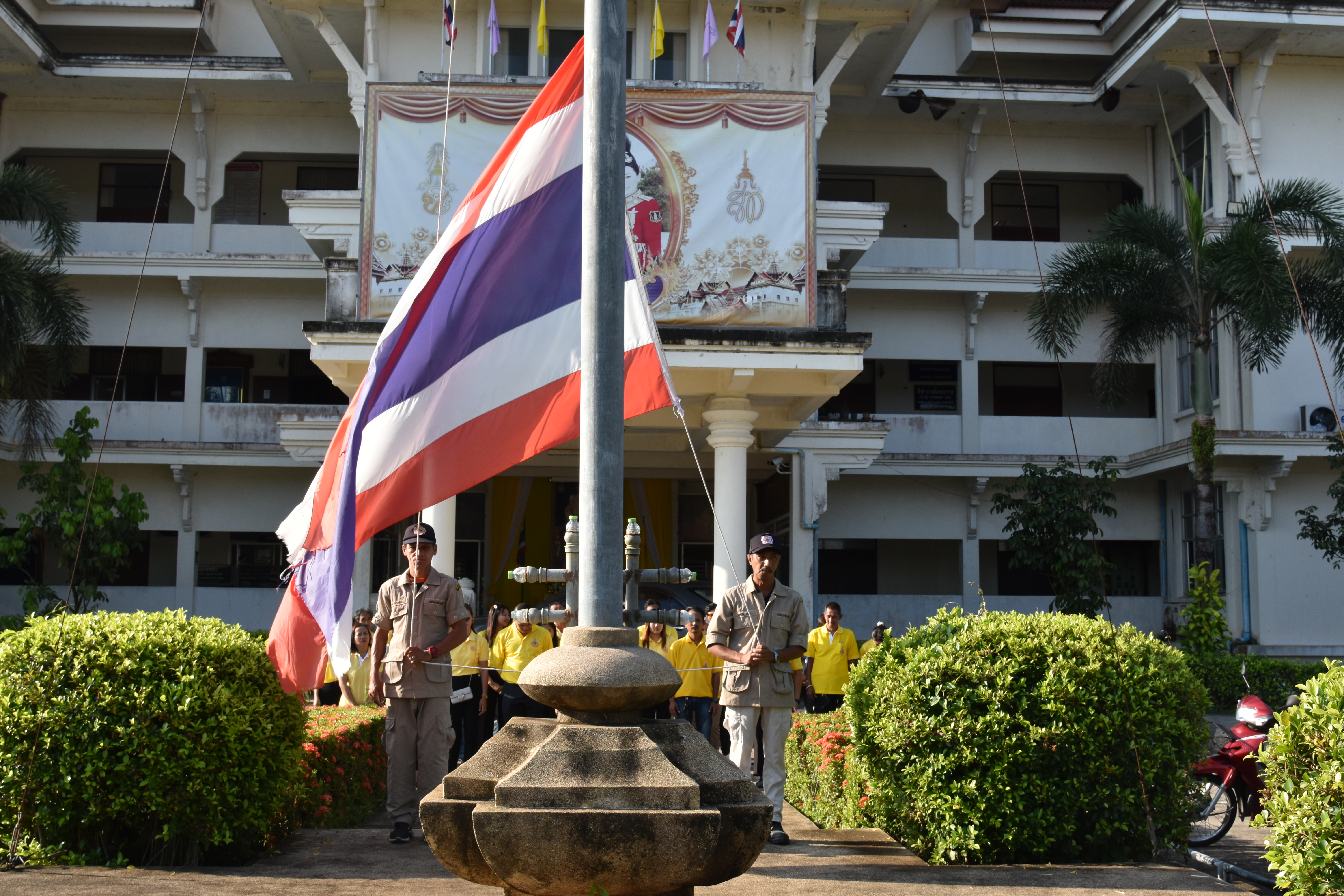 วันจันทร์ ที่ 25 มีนาคม พ.ศ. 2567 เวลา 08.00 น. ณ สำนักงานเทศบาลตำบลตันหยงมัส โดยมีคณะผู้บริหาร ข้าราชการ พนักงาน และลูกจ้างเทศบาลตำบลตันหยงมัส ร่วมกิจกรรมเข้าแถวเคารพธงชาติ เพื่อสำนึกคุณ ชาติ ศาสน์ กษัตริย์ เพื่อความสามัคคีปรองดอง และน้อมรำลึกถึงความสำคัญชองสภาบัน ทั้ง 3 สถาบัน และเพื่อให้สถานบันชาติของประเทศไทยอยู่คู่กับคนไทยทุกคน