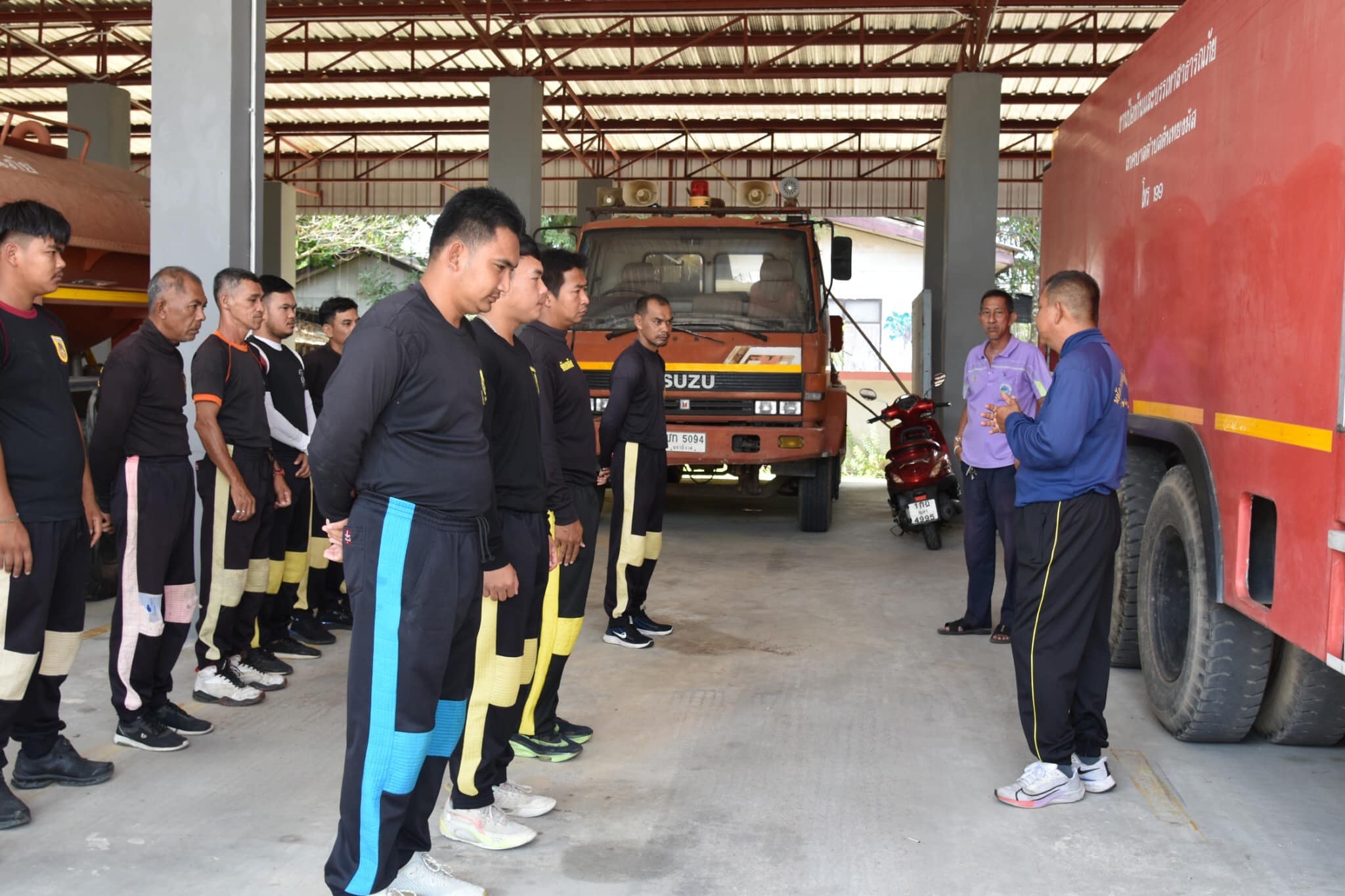 ฝึกซ้อมแผนป้องกันบรรเทาสาธารณภัย “ประจำเดือน เมษายน”
วันพฤหัสบดี ที่ 4 เมษายน พ.ศ. 2567 เวลา 09.30 น. งานป้องกันและบรรเทาสาธารณภัย สำนักปลัดเทศบาล เทศบาลตำบลตันหยงมัสร่วมกับสถานีตำรวจภูธรระแงะ ร่วมฝึกปฏิบัติแผนเผชิญเหตุเตรียมความพร้อมหากมีบุคคลคลุ้มคลั่งไม่พึงประสงค์ระงับให้ทันท่วงที และการใช้สัญญาณมือสำหรับในการเปิด-ปิดรถดับเพลิง ณ ลานกิจกรรมสวนวัชระอุทยาน เพื่อเตรียมความพร้อมในการปฏิบัติงานได้อย่างถูกต้องและปลอดภัยในการเข้าระงับเหตุและช่วยเหลือผู้ประสบภัย ต่างๆรองรับสถานการณ์ที่จะเกิดขึ้น