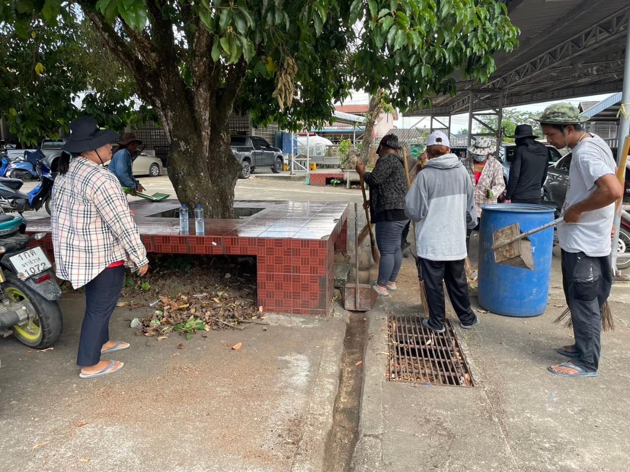 วันที่ 4 เมษายน 2567
นายประเสริฐ แซ่ฮ่อ นายกเทศมนตรีตำบลตันหยงมัส มอบหมายให้ กองสาธารณสุขเเละสิ่งเเวดล้อม
ลงพื้นที่พัฒนาทำความสะอาด โดยการถางหญ้า เก็บขยะ และตัดแต่งกิ่งไม้ เพื่อเตรียมความพร้อมในการจัดโครงการสืบสานประเพณีวันสงกรานต์ พุทธศักราช 2567 ณ วัดสังฆสิทธาราม ตำบลตันหยงมัส อำเภอระแงะ จังหวัดนราธิวาส