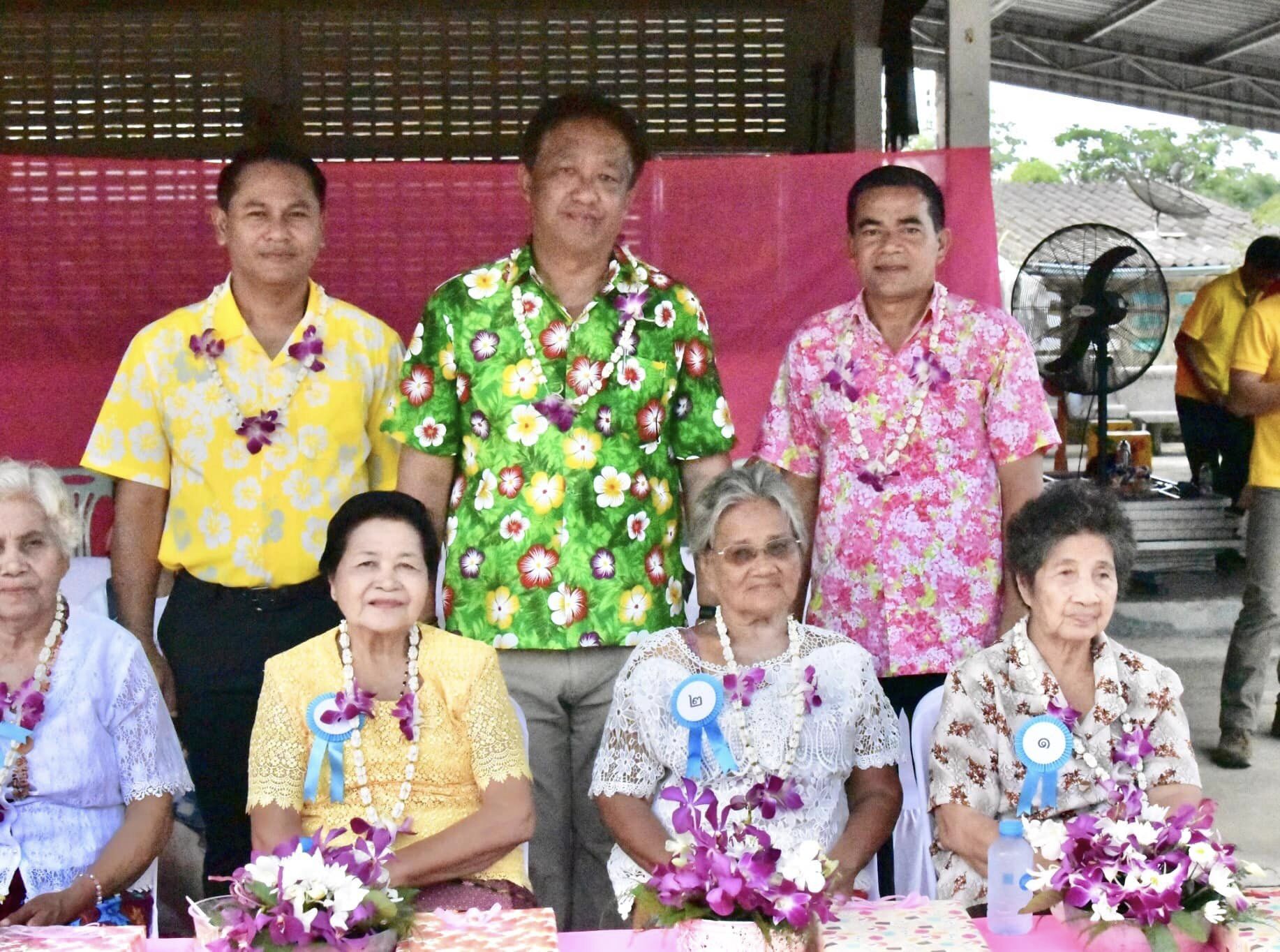 เทศบาลตำบลตันหยงมัส จัดโครงการสืบสานประเพณีวันสงกรานต์ ประจำปี2567 
ณ วัดสังฆสิทธาราม ตำบลตันหยงมัส อำเภอระแงะ จังหวัดนราธิวาส
เวลา 06.30 น. วันที่ 13 เมษายน 2567 เทศบาลตำบลตันหยงมัส จัดงานโครงการสืบสานประเพณีวันสงกรานต์ ประจำปี 2567 
ได้มีการจัดขบวนแห่พระพุทธรูปและรูปเหมือนพ่อท่านดีวาจาสิทธิ์ เคลื่อนขบวนออกจากวัดสังฆสิทธารามและแห่ขบวนรอบตลาดตันหยงมัส ทั้งนี้เพื่อให้ประชาชนได้ร่วมชมชุดกลองยาวและร่วมรดน้ำขอพรพระประจำวัน รดน้ำขอพรรูปเหมือนพ่อท่านดีวาจาสิทธิ์ เพื่อเป็นสิริมงคล
จากนั้น ในเวลา 09.00 น. ได้มีการแสดงพิธีเปิด พร้อมพิธีเปิดงานโครงการสืบสานประเพณีวันสงกรานต์ ประจำปี 2567 โดยมีนายวิมุตติ อำนักมณี นายอำเภอระแงะเป็นประธานเปิดโครงการฯ พร้อมด้วยพ.ต.ท.ชาติ นพชำนาญ รองผกก.ป.สภ.ระแงะ พ.อ.ณัฐภูมิ ฉัตรภูมิ รองผบ.ฉก.ทพ.45 และนายประเสริฐ แซ่ฮ่อ นายกเทศมนตรีตำบลตันหยงมัสได้กล่าวความเป็นมาและวัตถุประสงค์ในการจัดโครงการสืบสานประเพณีวันสงกรานต์ ประจำปี 2567 และคณะผู้บริหาร สมาชิกสภาเทศบาล หัวหน้าส่วนราชการ พนักงานเทศบาลตำบลตันหยงมัส พร้อมด้วยผู้เข้าร่วมโครงการฯ ประชาชนในพื้นที่ตำบลตันหยงมัส ร่วมเปิดโครงการและทำกิจกรรมต่างๆ ดังนี้
- ชมชุดการแสดง (ชุดกลุ่มแม่บ้าน) 
- พิธีถวายพวงมาลัย จุดเทียนบูชา และสรงน้ำพระพุทธรูป/พระประจำวัน/รูปเหมือนพ่อท่านดีวาจาสิทธิ์ 
- รดน้ำขอพรผู้สูงอายุ 
- รดน้ำขอพรประธานในพิธี นายวิมุตติ อำนักมณี นายอำเภอระแงะ และนายประเสริฐ แซ่ฮ่อ นายกเทศมนตรีตำบลตันหยงมัส