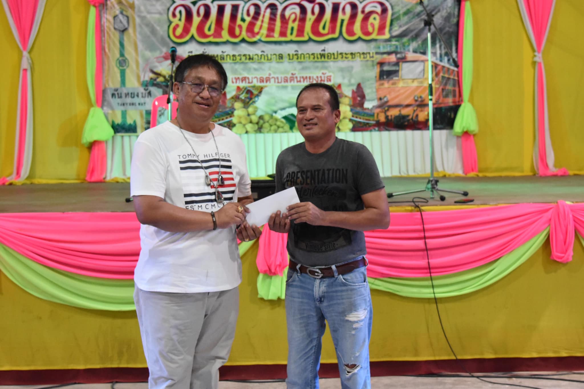 กิจกรรมภาคค่ำ งานเลี้ยงวันเทศบาล เทศบาลตำบลตันหยงมัส นำโดยนายประเสริฐ แซ่ฮ่อ นายกเทศมนตรีตำบลตันหยงมัส พร้อมด้วยคณะผู้บริหาร ประธานสภา สมาชิกสภาฯ ปลัดเทศบาล รองปลัดเทศบาล และพนักงานเทศบาล ได้ร่วมงานเลี้ยงภาคค่ำให้แก่บุคลากรในองค์กร โดยมีกิจกรรมการมอบรางวัลแก่ผู้ชนะกีฬาพื้นบ้าน การแสดงของแต่ละกอง/ฝ่าย และการมอบเกียติบัตร เพื่อเชิดชูเกียติและเป็นขวัญกำลังใจในการทำงาน บุคคลที่ได้รับเกียติบัตร กองสำนักปลัดเทศบาล ๑.นายสมาน สมสุข ตำแหน่ง พนักงานดับเพลิง ๒.นายวิชัย อินทสระ ตำแหน่ง พนักงานดับเพลิง กองสาธารณสุขและสิ่งแวดล้อม ๑.นายตรีพล พิพัฒนภักดี ตำแหน่ง พนักงานทำความสะอาดประจำรถขยะ ๒.นายธรรมศักดิ์ พลาภรณ์ ตำแหน่ง พนักงานรักษาความสะอาด กองช่าง ๑.นายสัน เพชรพิมล ตำแหน่ง งานสวนสาธารณะ ๒.นางสาววรรณิดา หน่อแดง ตำแหน่ง ช่วยงานสารบรรณและงานธุรการ กองคลัง นางสาวจิราภรณ์ ทางทอง ตำแหน่ง พนักงานจ้างทั่วไป กองยุทธศาสตร์และงบประมาณ
นางสาวญาณิศา ยากะบิล ตำแหน่ง ลูกจ้างโครงการ กองสวัสดิการสังคม นางจิตตรา ทองนุ่น ตำแหน่ง ลูกจ้างโครงการ กองการศึกษา นางชรินรัตน์ ทรงศักดิ์ ตำแหน่ง ผู้ช่วยครูผู้ช่วย