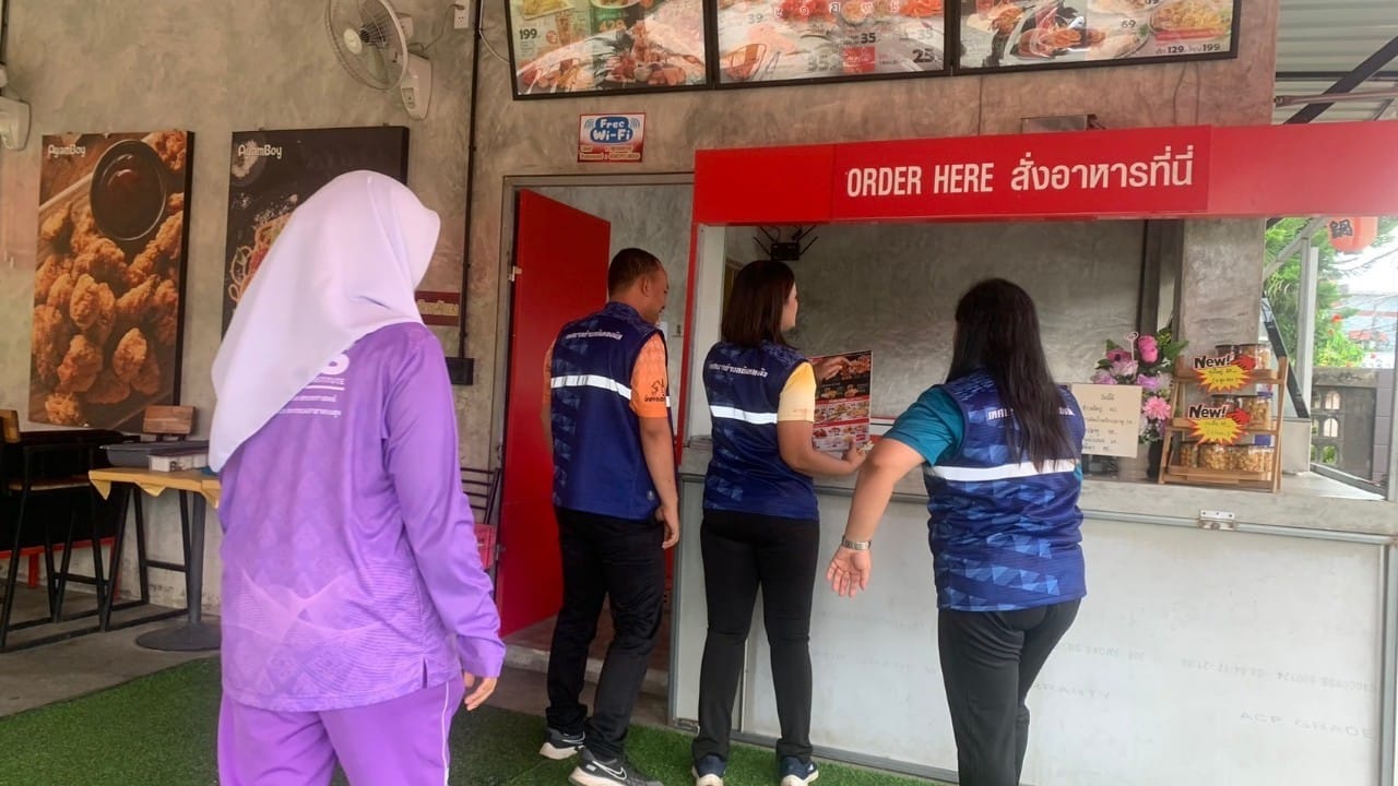 วันที่ 25 เมษายน  2567  
นายประเสริฐ  แซ่ฮ่อ นายกเทศมนตรีตำบลตันหยงมัส มอบหมายให้กองสาธารณสุขเเละสิ่งเเวดล้อม เทศบาลตำบลตันหยงมัส ลงพื้นที่ดำเนินการตรวจสถานประกอบการ ในพื้นที่ ถนนเทศบาล 4/ เทศบาล 8/ ระแงะมรรคา/ลานไทร ซอย 1/จิตมงคล
เพื่อตรวจสอบความถูกต้องในการประกอบกิจการ ทั้งนี้ได้ให้แนะนำการเข้ารับการชำระการต่อใบอนุญาต เพื่อดำเนินการมอบใบอนุญาตในการประกอบกิจการต่อไป