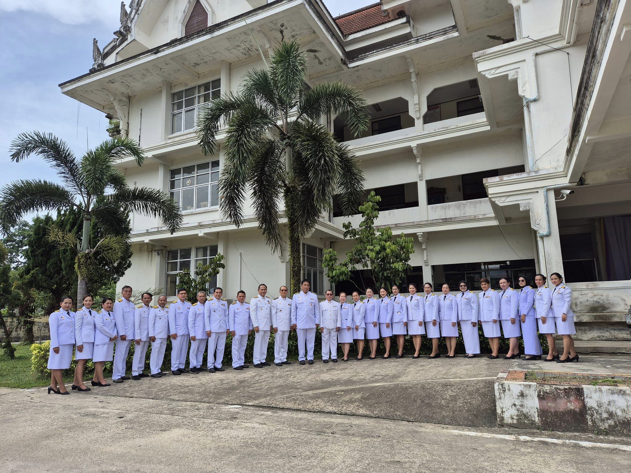 วันที่ 23 พฤษภาคม พ.ศ. 2567 เทศบาลตำบลตันหยงมัส นำโดยนายประเสริฐ แซ่ฮ่อ นายกเทศมนตรีตำบลตันหยงมัส พร้อมด้วยคณะผู้บริหาร ปลัดเทศบาล รองปลัดเทศบาล และหัวหน้าส่วนราชการ เทศบาลตำบลตันหยงมัส เข้าร่วมพิธี รับพระราชทานพระบรมฉายาลักษณ์ พระบาทสมเด็จพระเจ้าอยู่หัวที่ ฉายกับสมเด็จพระนางเจ้าฯพระบรมราชินี ณ หน้าห้องประชุมสภา เทศบาลตำบลตันหยงมัส 
📌เมื่อเวลา 10.00 น. นายประเสริฐ แซ่ฮ่อ นายกเทศมนตรีตำบลตันหยงมัส มาเป็นประธานในพิธีรับพระราชทานพระบรมฉายาลักษณ์ พระบาทสมเด็จพระเจ้าอยู่หัวและพระบาทสมเด็จพระนางเจ้าฯพระบรมราชินี โดยเป็นประธานมอบเพื่อส่งมอบให้แก่นางภาดา มานพศิลป์ ตำแหน่ง หัวหน้าฝ่ายส่งเสริมการศึกษาศาสนาและวัฒนธรรม รักษาราชการแทนผู้อำนวยการศูนย์พัฒนาเด็กเล็ก เทศบาลตำบลตันหยงมัส เนื่องจากกระทรวงมหาดไทย โดยกรมส่งเสริมการปกครองส่วนท้องถิ่น ได้รับพระบรมราชานุญาตให้เชิญพระบรมฉายาลักษณ์ พระบาทสมเด็จพระเจ้าอยู่หัว ที่ฉายกับสมเด็จพระนางเจ้าฯพระบรมราชินี เพื่อไปประดิษฐาน ณ สถานศึกษา และหน่วยงานราชการ เพื่อแสดงความจงรักภักดีและน้อมสำนึกในพระมหากรุณาธิคุณต่อสถานบันพระมหากษัตริย์