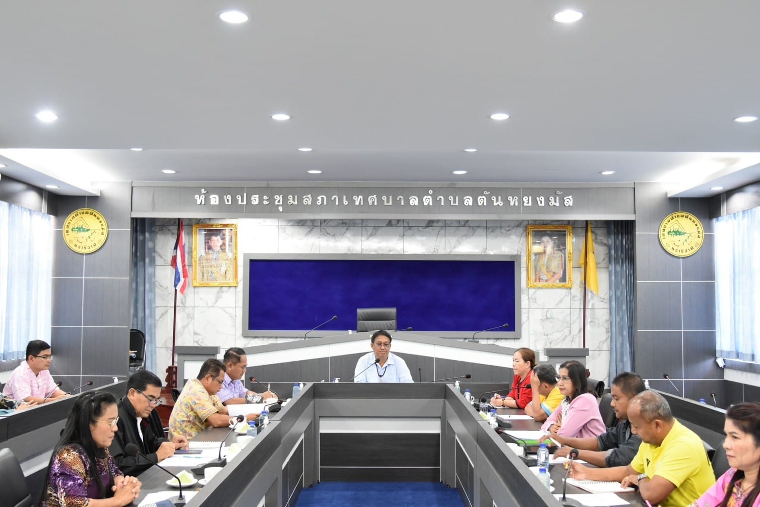 วันอังคาร ที่ 28 พฤษภาคม พ.ศ. 2567 เวลา 09.30 น. นายประเสริฐ แซ่ฮ่อ นายกเทศมนตรีตำบลตันหยงมัส เป็นประธานการประชุมติดตามงาน การจัดกิจกรรมเฉลิมพระเกียรติสมเด็จพระนางเจ้าฯ พระบรมราชินี เนื่องในโอกาสวันเฉลิมพระชนมพรรษา 46 พรรษา พร้อมด้วยคณะผู้บริหาร และหัวหน้าส่วนราชการ เทศบาลตำบลตันหยงมัส เข้าร่วมประชุมในครั้งนี้
 ด้วยเทศบาลตำบลตันหยงมัส กำหนดจัดกิจกรรมเฉลิมพระเกียรติสมเด็จพระนางเจ้าฯพระบรมราชินี เนื่องในโอกาสวันเฉลิมพระชนมพรรษา 46 พรรษา ระหว่างวันจันทร์ ที่ 3 มิถุนายน 2567 ณ บริเวณถนนจิตมงคล โดยการประชุมในครั้งนี้ ได้มีการปรึกษาหารือเรื่องติดตามความคืบหน้าของงาน เพื่อเตรียมความพร้อมในการจัดงานวันเฉลิมพระเกียรติสมเด็จพระนางเจ้าฯพระบรมราชินี เนื่องในโอกาสวันเฉลิมพระชนมพรรษา 46 พรรษา และกำชับถึงความเรียบร้อยของงานที่มอบหมายให้แต่ละกอง แต่ละฝ่ายที่ได้รับผิดชอบ ตามที่ได้รับมอบหมาย