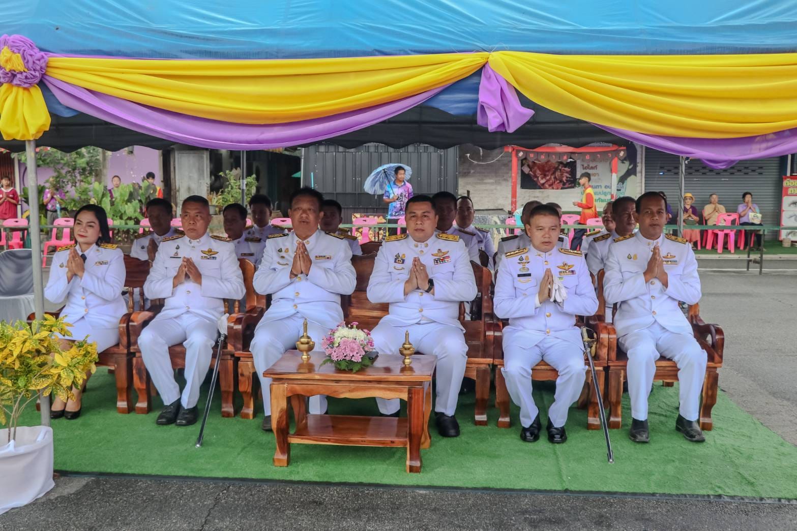พิธีทำบุญตักบาตรพระสงฆ์และสามเณร จำนวน 24 รูป เพื่อถวายเป็นพระราชกุศล เนื่องในโอกาสวันเฉลิมพระชนมพรรษา สมเด็จพระนางเจ้าสุทิดา พัชรสุธาพิมลลักษณ พระบรมราชินี 3 มิถุนายน 2567
เวลา 06.30 น.วันที่ 3 มิถุนายน 2567 ณ บริเวณวงเวียนลองกอง นายประเสริฐ แซ่ฮ่อ นายกเทศมนตรีตำบลตันหยงมัส นำคณะผู้บริหาร หัวหน้าส่วนราชการ สมาชิกสภา และพนักงานเทศบาลตำบลตันหยงมัส  ร่วมพิธีทำบุญตักบาตรพระสงฆ์ เพื่อถวายเป็นพระราชกุศล เนื่องในโอกาสวันเฉลิมพระชนมพรรษา สมเด็จพระนางเจ้าสุทิดา พัชรสุธาพิมลลักษณ พระบรมราชินี 3 มิถุนายน 2567 โดยมีนายวิมุตติ อำนักมณี นายอำเภอระแงะ เป็นประธานในพิธี พร้อมด้วยข้าราชการ หน่วยงานภาครัฐ ภาคเอกชน และประชาชนในพื้นที่เข้าร่วมพิธีโดยพร้อมเพรียงกัน  เพื่อแสดงออกถึงความจงรักภักดี และเทิดทูนสถาบันพระมหากษัตริย์