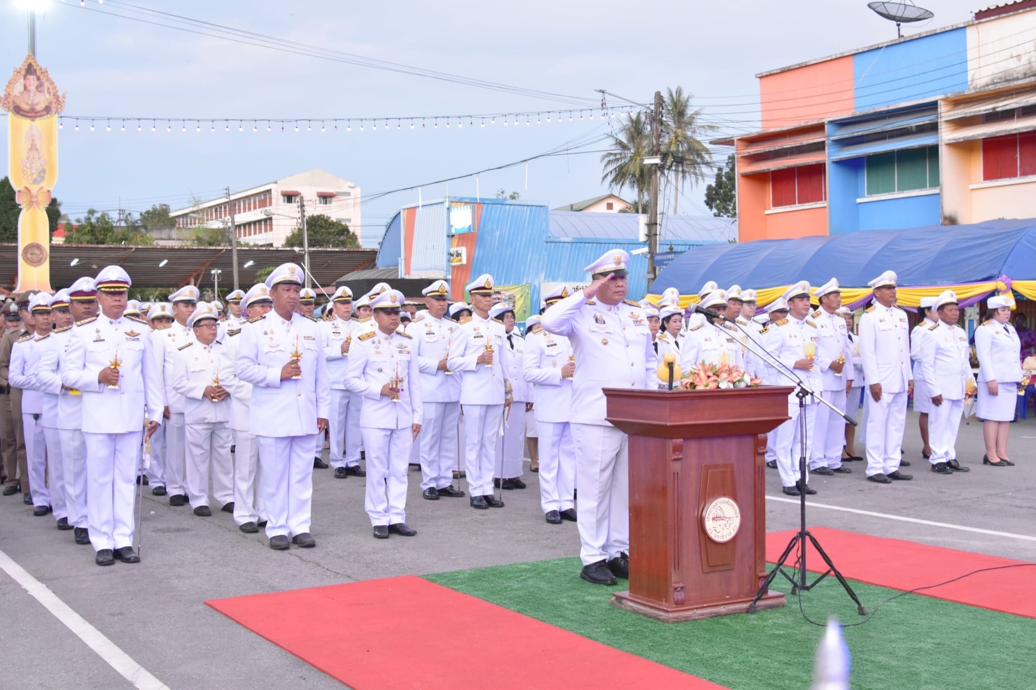 พิธีถวายเครื่องราชสักการะและวางพานพุ่ม พิธีถวายพระพรชัยมงคล เนื่องในโอกาสวันเฉลิมพระชนมพรรษาสมเด็จพระนางเจ้าฯ พระบรมราชินี วันที่ 3 มิถุนายน 2567
เวลา 17.30 น. วันที่ 3 มิถุนายน 2567 ณ บริเวณวงเวียนลองกอง นายประเสริฐ แซ่ฮ่อ นายกเทศมนตรีตำบลตันหยงมัส คณะผู้บริหาร หัวหน้าส่วนราชการ ผู้บริหารสถานศึกษา  ข้าราชการ หน่วยงานภาครัฐ ภาคเอกชน และประชาชนในพื้นที่ ร่วมพิธีถวายเครื่องราชสักการะ และวางพานพุ่ม และพิธีถวายพระพรชัยมงคล เนื่องในโอกาสวันเฉลิมพระชนมพรรษาสมเด็จพระนางเจ้าฯ พระบรมราชินี วันที่ 3 มิถุนายน 2567
โดยมี นายวิมุตติ อำนักมณี นายอำเภอระแงะ เป็นประธานในพิธี จากนั้นประธานในพิธีได้กล่าวกราบบังคมทูลถวายพระพรชัยมงคล และร่วมขับร้องเพลง “สรรเสริญพระบารมี” และ “เพลงสดุดีจอมราชา” เบื้องหน้าพระฉายาลักษณ์ เพื่อเป็นการการแสดงออกซึ่งความจงรักภักดีเทิดทูน พิทักษ์รักษาไว้ซึ่งสถาบันพระมหากษัตริย์ เพื่อเป็นการสำนึกในพระมหากรุณาธิคุณ และแสดงออกถึงความจงรักภักดีต่อสถาบันพระมหากษัตริย์