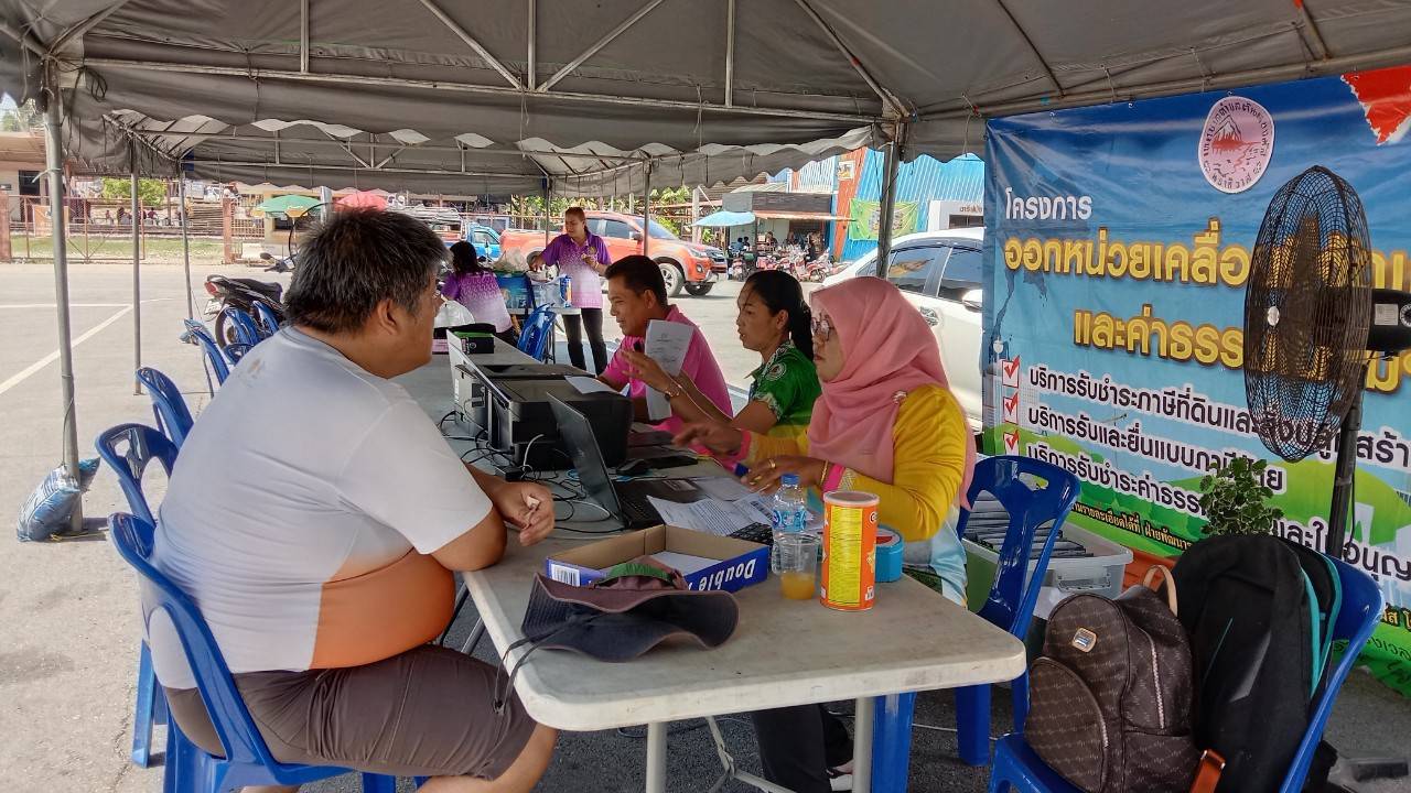 วันอังคาร ที่ 4 มิถุนายน 2567 เวลา 09.40 น.
ด้วยเจ้าหน้าที่ งานฝ่ายจัดเก็บและพัฒนารายได้ กองคลัง เทศบาลตำบลตันหยงมัส ออกหน่วยเคลื่อนที่บริการประชาชน อาทิ จัดเก็บภาษีที่ดิน สิ่งปลูกสร้าง และชำระภาษีป้าย ของโครงการออกหน่วยเคลื่อนที่จัดเก็บภาษีนอกสถานที่ประจำปี 2567
📢📢โครงการออกหน่วยเคลื่อนที่จัดเก็บภาษีนอกสถานที่ประจำปี 2567 
โดยกองคลัง ออกหน่วยเคลื่อนที่จัดเก็บภาษีที่ดิน สิ่งปลูกสร้าง และชำระภาษีป้าย 
📍สถานที่ ณ บริเวณวงเวียนลองกอง 
⏰ ตั้งแต่เวลา 09.00 น. - 15.00 น. 
🗓️ระหว่างวันที่ 1-30 มิถุนายน 2567 ทุกๆวันอังคาร วันพุธ และวันพฤหัสบดีของสัปดาห์ 
📌เริ่มวันนี้เป็นแรกของการเปิดให้บริการ ณ ที่วงเวียนลองกอง
📍นอกจากนี้จะมีให้บริการที่ สำนักงานเทศบาลตำบลตันหยงมัส
 ตั้งแต่เวลา 08.30 น. -16.30 น. 
ระหว่างวันที่ 1-30 มิถุนายน 2567 
* เอกสารที่ต้องเตรียมที่ใช้ในการชำระภาษี *
-สำเนาบัตรประชาชน 1 ฉบับ
-สำเนาทะเบียนบ้าน 1 ฉบับ
-เอกสารที่เกี่ยวข้องกับการชำระภาษีที่ผ่านมา