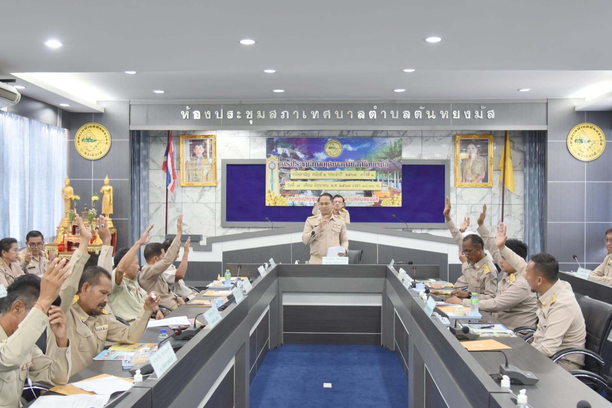 วันศุกร์ ที่ 7 มิถุนายน 2567 เวลา 10.00 น. ประชุมสภาเทศบาล สมัยสามัญ สมัยที่ 2 ครั้งที่ 1 ประจำปี พ.ศ. 2567 ณ ห้องประชุมสภาเทศบาลตำบลตันหยงมัส นายเอกชัย จิตมงคล ประธานสภาเทศบาลตำบลตันหยงมัส เป็นประธานเปิดการประชุมสภาเทศบาลตำบลตันหยงมัส สมัยสามัญ สมัยที่ 2 ครั้งที่ 1 ประจำปี พ.ศ.2567 
โดยมี นายประเสริฐ แซ่ฮ่อ นายกเทศมนตรีตำบลตันหยงมัส พร้อมด้วยคณะผู้บริหาร สมาชิกสภาเทศบาล ปลัดเทศบาล และหัวหน้าส่วนราชการเทศบาลตำบลตันหยงมัส ร่วมประชุมตอบข้อกระทู้ถามของสมาชิกสภาเทศบาล และรายงานเรื่องเสนอใหม่ ดังนี้    
- ญัตติ ขออนุมัติโอนเงินงบประมาณรายจ่ายประจำปี 2567 ตั้งจ่ายเป็นรายการใหม่ (กองยุทธศาสตร์และงบประมาณ)
- ญัตติ การพิจารณา (ร่าง) ระเบียบสภาเทศบาลตำบลตันหยงมัสว่าด้วยการดำเนินการของประชาชนในการเข้าชื่อเสนอข้อบัญญัติท้องถิ่น พ.ศ. 2567 
- ญัตติ อื่นๆ                                                                                                                                            
ตามภารกิจของเทศบาลตำบลตันหยงมัส ให้ที่ประชุมทราบ