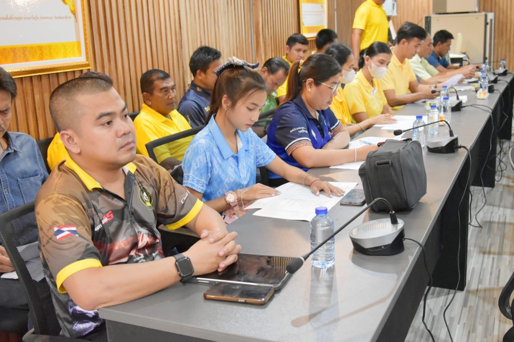การประชุมการจัดกิจกรรมเนื่องในเทศกาลวันอาสาฬหบูชาและวันเข้าพรรษา ประจำปี 2567                                                                                                                                                                            
เวลา 13.30 น. วันที่ 10 กรกฎาคม 2567 นายประเสริฐ แซ่ฮ่อ นายกเทศมนตรีตำบลตันหยงมัส มอบหมายให้นางสาวสุคนธ์ จินนะมงคล นักสันทนาการปฏิบัติการ และนางสาววรรณวิษา สุขสถาน ลูกจ้างโครงการบุคคลภายนอก เพื่อช่วยงานประชาสัมพันธ์และเผยแพร่ กองยุทธศาสตร์และงบประมาณ เข้าร่วมการประชุมการจัดกิจกรรมเนื่องในเทศกาลวันอาสาฬหบูชาและวันเข้าพรรษา ประจำปี 2567 เพื่อเตรียมความพร้อมในการจัดกิจกรรมเทศกาลวันอาสาฬหบูชาและวันเข้าพรรษา ประจำปี 2567 ในระหว่างวันที่ 18-19 กรกฎาคม 2567 โดยมีวัตถุประสงค์เพื่อส่งเสริมให้เกิดการอนุรักษ์ สืบสานวัฒนธรรมประเพณีอันดีงาม และจรรโลงพระพุทธศาสนาให้วัฒนาถาวรคู่ชาติไทย โดยมีนายวิมุตติ อำนักมณี นายอำเภอระแงะ เป็นประธาน พร้อมด้วยหัวหน้าส่วนราชการ และผู้ที่เกี่ยวข้องเข้าร่วมในการประชุมครั้งนี้ ณ ห้องประชุมตันหยงมัส ชั้น 2 ที่ว่าการอำเภอระแงะ จังหวัดนราธิวาส
