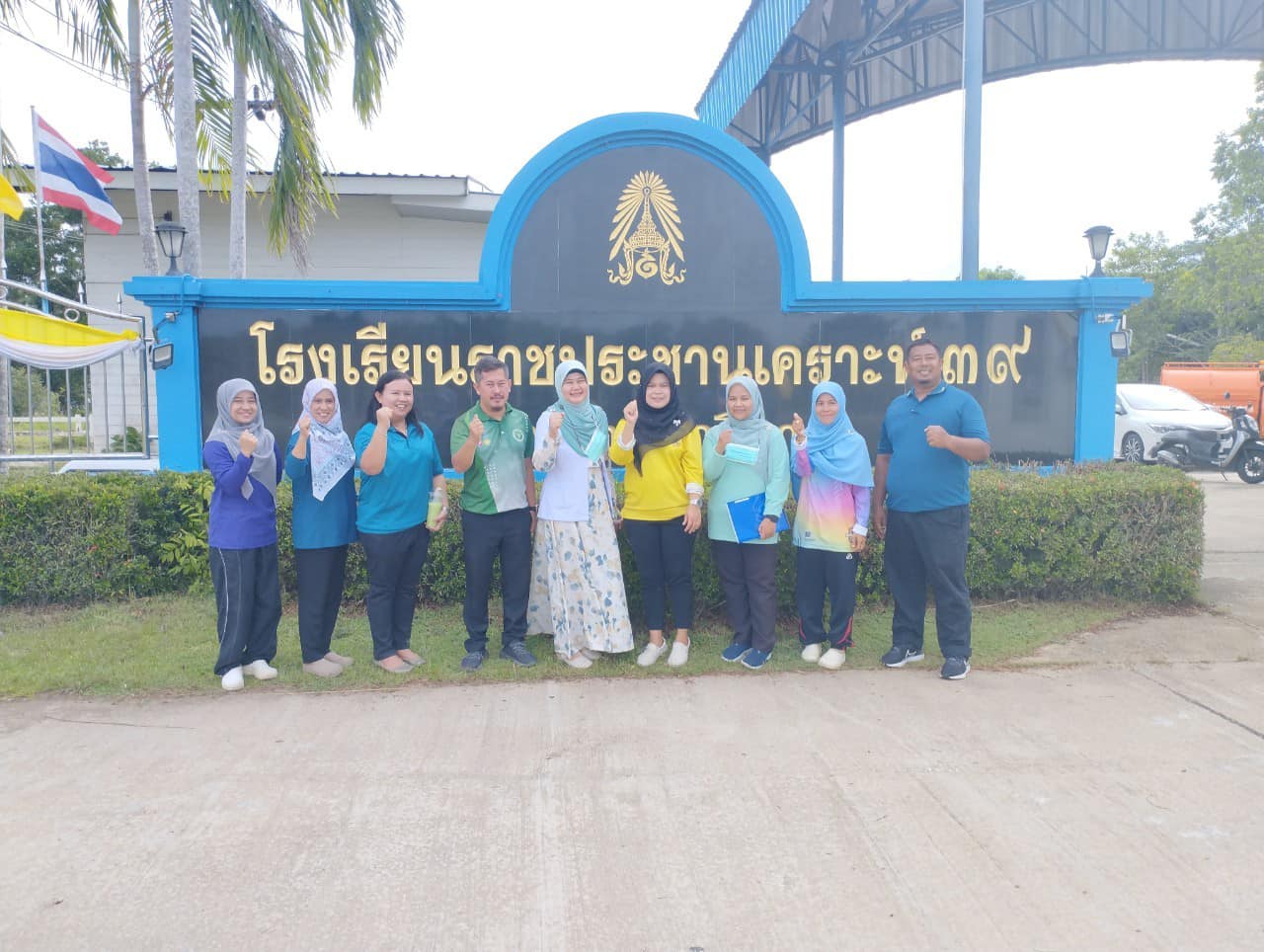 วันที่ 10 กรกฎาคม 2567 เวลา 14.00น.
นายประเสริฐ แซ่ฮ่อ นายกเทศมนตรีตำบลตันหยงมัส มอบหมายให้นางสาวมัทนียา ขวัญดี หัวหน้าฝ่ายบริการสาธารณสุข กองสาธารณสุขและสิ่งแวดล้อม เทศบาลตำบลตันหยงมัส พร้อมด้วย กลุ่มการควบคุมโรคระบาด โรงพยาบาลระแงะ ลงพื้นที่ตรวจสอบสุขลักษณะของสถานประกอบอาหารภายในโรงเรียนราชประชานุเคราะห์ 39 อำเภอระแงะ เพื่อให้คำแนะนำการหลีกเหลี่ยงและการป้องกันโรคที่มีแมลงวันเป็นพาหะนำโรคในสถานศึกษา ณ โรงเรียนราชประชานุเคราะห์ 39 อำเภอระแงะ จังหวัดนราธิวาส