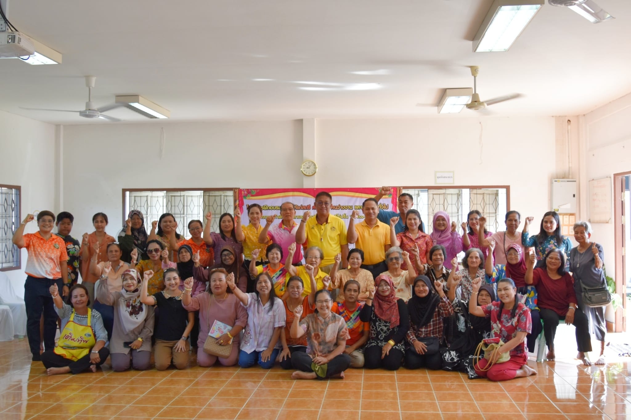 โครงการฝึกอบรมอาชีพให้แก่สตรี คนพิการ คนว่างงาน และประชาชนทั่วไป "กิจกรรมทำเสื้อพิมพ์ลายธรรมชาติโดยเทคนิคอีโคปริ้น (Eco-Print)" ประจำปีงบประมาณ 2567
วันที่ 11 กรกฎาคม 2567 เวลา 09.30 น. ที่ศูนย์พัฒนาคุณภาพชีวิตและส่งเสริมอาชีพผู้สูงอายุ เทศบาลตำบลตันหยงมัส กองสวัสดิการสังคม เทศบาลตำบลตันหยงมัส ได้จัดโครงการฝึกอบรมอาชีพให้แก่สตรี คนพิการ คนว่างงาน และประชาชนทั่วไป "กิจกรรมทำเสื้อพิมพ์ลายธรรมชาติโดยเทคนิคอีโคปริ้น (Eco-Print)" ประจำปีงบประมาณ 2567 นำโดยนายประเสริฐ แซ่ฮ่อ นายกเทศมนตรีตำบลตันหยงมัส เป็นประธานในพิธีเปิด พร้อมด้วยนายณัฐภัทร จิตนะมงคล ปลัดเทศบาลตำบลตันหยงมัส กล่าวรายงาน มีคณะผู้บริหาร หัวหน้าส่วนราชการ พนักงานเทศบาลตำบลตันหยงมัส อสม. และประชาชนทั่วไป จำนวน 30 คน เข้าร่วมในโครงการดังกล่าว
โครงการครั้งนี้จัดขึ้น เพื่อเพิ่มพูนความรู้ สร้างความชำนาญ และประสบการณ์ด้านการประกอบอาชีพ รวมถึงเพื่อสร้างรายได้ และสร้างประสบการณ์ด้านทักษะการฝึกอาชีพ ต่อไป