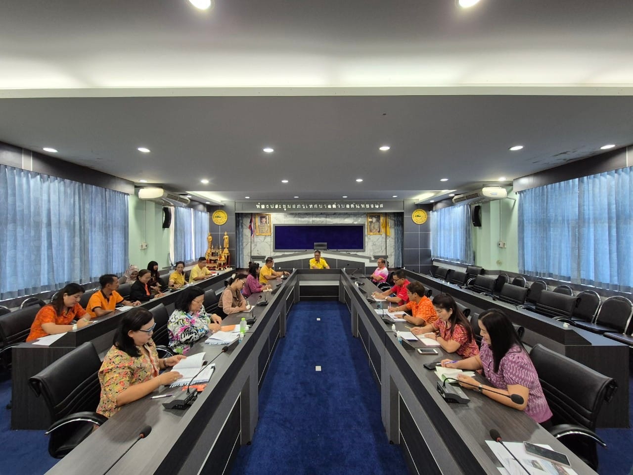 ประชุมหัวหน้าส่วนราชการ ประจำเดือน กรกฎาคม 2567
วันที่ 11 กรกฎาคม 2567 เวลา 10:00 น. ณ ห้องประชุมสภาเทศบาลตำบลตันหยงมัส 
นายประเสริฐ แซ่ฮ่อ นายกเทศมนตรีตำบลตันหยงมัส เป็นประธานในการประชุม พร้อมด้วยนายพนิช สินุธก รองนายกเทศมนตรี ,นายณัฐภัทร จิตนะมงคล ปลัดเทศบาล,นายนพพร จันทร์แก้ว รองปลัดเทศบาล และพนักงานเทศบาลตำบลตันหยงมัส เข้าร่วมการประชุมหัวหน้าส่วนราชการ และการประชุมปรึกษาหารือ เพื่อเตรียมความพร้อมในเทศกาลวันอาสาฬหบูชา และวันเข้าพรรษา ประจำปี 2567 ในระหว่างวันที่ 18-19 กรกฎาคม 2567 และเพื่อแจ้งข้อราชการที่สำคัญ ติดตามความก้าวหน้า  ของผลการดำเนินงานตลอดจนการวางแผน และกำเนิดนโยบายการปฏิบัติงาน เพื่อให้การดำเนินงานเป็นไปด้วยความเรียบร้อย และการดำเนินการปรับปรุงภารกิจเร่งด่วนของเทศบาลในทุกส่วนงาน ทั้งนี้ ประชุมได้แจ้งปัญหา และอุปสรรคที่เกิดขึ้นพร้อมร่วมเสนอแนะในการแก้ไขปัญหาเพื่อให้เกิดประโยชน์ต่อประชาชนสูงสุด