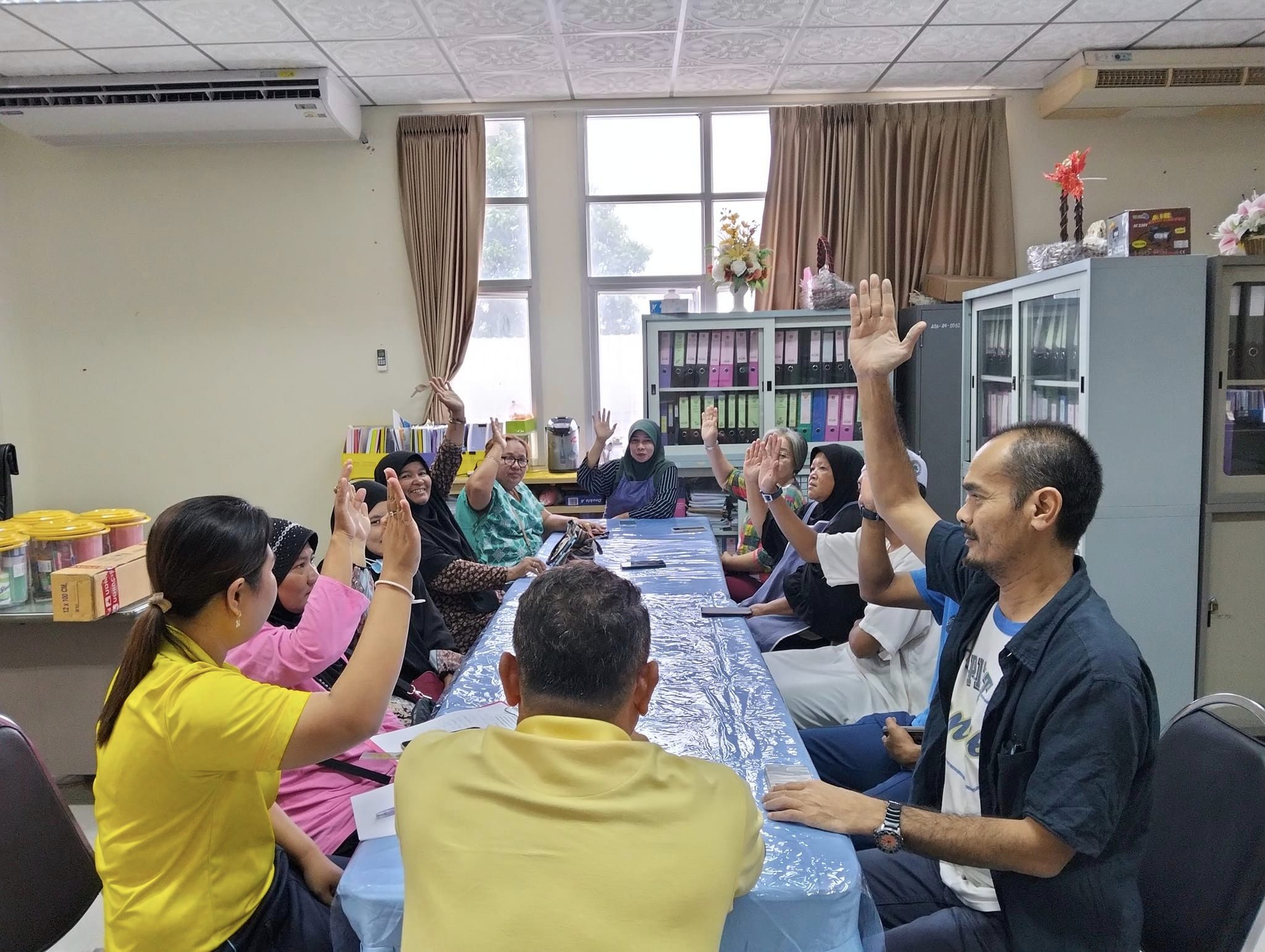 ประชุมปรึกษาหารือโครงการจัดกิจกรรมวันอาซูรอสัมพันธ์ ประจำปี 2567 ของตัวแทนชุมชน ทั้ง 7 ชุมชน           
วันที่ 17 กรกฎาคม 2567 เวลา 10.30 น. ณ กองการศึกษา เทศบาลตำบลตันหยงมัส ชั้น 2 นายประเสริฐ แซ่ฮ่อ นายกเทศมนตรีตำบลตันหยงมัส มอบหมายให้นายนพพร จันทร์แก้ว รองปลัดเทศบาล เป็นประธานในการประชุม พร้อมด้วยนายพิชัย จันทร์แก้ว หัวหน้าฝ่ายบริหารงานทั่วไปรักษาราชการแทนผู้อำนวยการกองการศึกษา นางสาวสุคนธ์ จินนะมงคล นักสันทนาการปฏิบัติการ นางสาวอารียา อาดตันตรา นักวิชาการศึกษาปฏิบัติการ พนักงานกองการศึกษา เทศบาลตำบลตันหยงมัส และตัวแทนทั้ง 7 ชุมชน ได้แก่ 1. ชุมชนตลาดกลางผลไม้ 2. ชุมชนโรงเรียนแหลมทองวิทยา 3. ชุมชนโรงภาพยนต์ตันหยงมัส 4. ชุมชนสุขาภิบาล 9 5. ชุมชนวงเวียนลองกองตันหยงมัส 6. ชุมชนโรงเรียนดารุสสาลาม 7. ชุมชนเจริญศึกษา เข้าร่วมการประชุมปรึกษาหารือโครงการจัดกิจกรรมวันอาซูรอสัมพันธ์ ประจำปี 2567 เพื่อเตรียมความพร้อมในการจัดกิจกรรมวันอาซูรอสัมพันธ์ ประจำปี 2567 พร้อมแจ้งกำหนดการ และรายละเอียดในการจัดโครงการกิจกรรมวันอาซูรอสัมพันธ์ ประจำปี 2567 เพื่อวางแผนงาน และเพื่อให้การดำเนินงานเป็นไปด้วยความเรียบร้อย