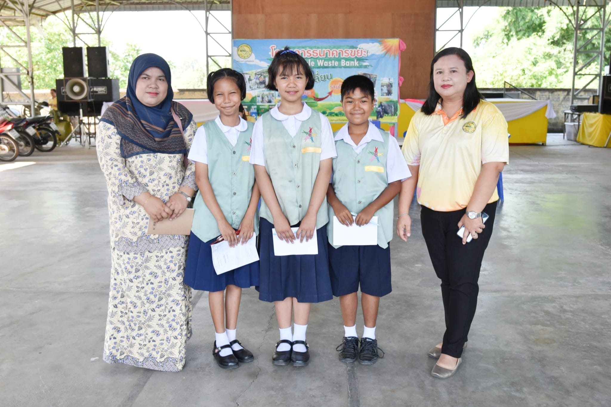 วันพฤหสับดี ที่ 18 กรกฎาคม พ.ศ. 2567
กองสาธารณสุขและสิ่งแวดล้อม เทศบาลตำบลตันหยงมัสร่วมกับอาสาสมัครท้องถิ่นรักษ์โลก (อถล.) และอาสาสมัครสาธารณสุขประจำหมู่บ้าน (อสม.) ทั้ง 7 ชุมชน ร่วมดำเนินการจัดงาน " MOI Waste Bank Week - มหาดไทย ปักธงประกาศความสำเร็จ 1 องค์กรปกครองส่วนท้องถิ่น 1 ธนาคารขยะ" โดยดำเนินการจัดให้มีกิจกรรมการซื้อขายขยะริไซเคิลของธนาคารขยะ เชิญชวนหน่วยงานรัฐ หน่วยงานเอกชน และประชาชนในพื้นที่เขตเทศบาลตำบลตันหยงมัส พร้อมใจกันนำขยะรีไซเคิล ได้แก่ พลาสติก แก้ว กระดาษ มาซื้อ-ขาย กันที่ ณ อาคารอเนกประสงค์ สำนักงานเทศบาลตำบลตันหยงมัส 
# “ร่วมกันลดขยะที่ต้นทาง” “คัดแยกก่อนทิ้ง”
#MOIWASTEBANKWEEK #MOIWASTESEGREGATION #MOIACTIONISM #SDGLOCALIZATION