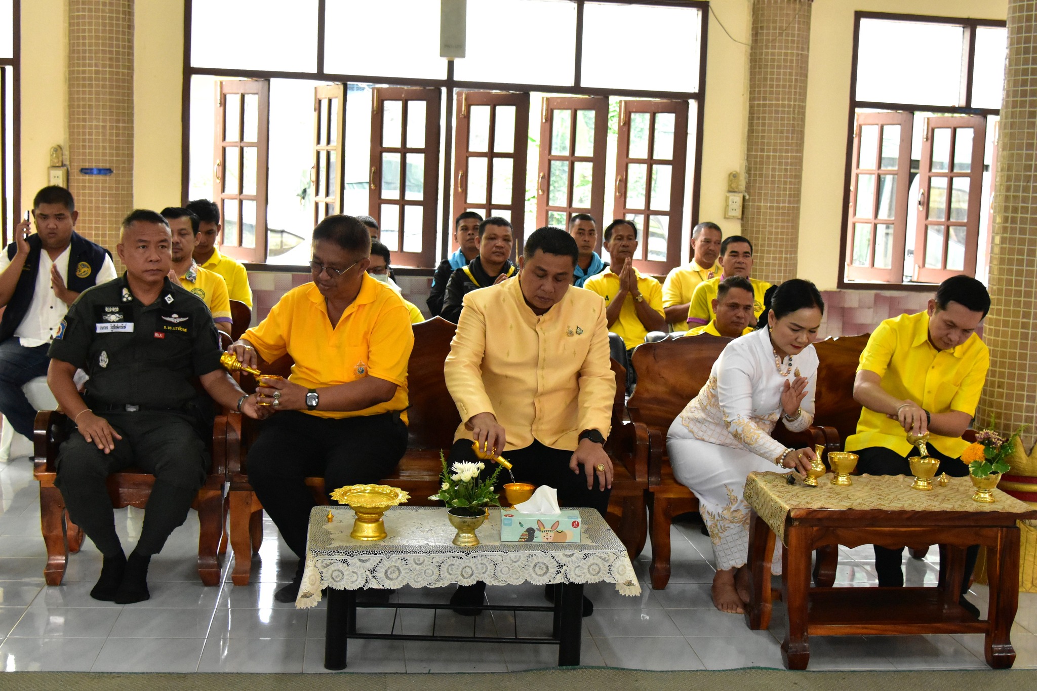 โครงการสืบสานประเพณีวันเข้าพรรษา ประจำปี 2567
วันที่ 19 กรกฎาคม 2567 นายประเสริฐ แซ่ฮ่อ นายกเทศมนตรีตำบลตันหยงมัส พร้อมด้วยคณะผู้บริหาร สมาชิกสภาเทศบาล ข้าราชการ พนักงานเทศบาล และพี่น้องประชาชน ชาวเทศเทศบาลตำบลตันหยงมัส โดยได้รับเกียรติจากนายวิมุตติ อำนักมณี นายอำเภอระแงะ ผู้บังคับหน่วยเฉพาะกิจกรมทหารพรานที่ 45 ผู้กำกับการสถานีตำรวจภูธรระแงะ หัวหน้าส่วนราชการ ปลัดอำเภอ ผู้บริหารสถานศึกษา และผู้นำท้องถิ่น ร่วมกันสืบทอดประเพณีของชาวพุทธ ถวายเทียนพรรษา เนื่องในวันอาสาฬหบูชาและวันเข้าพรรษา ประจำปี 2567 เวลา 07.00 น. โดยจะตั้งขบวนรถแห่เทียนพรรษา ณ บริเวณที่ว่าการอำเภอระแงะ และเวลา 07.39 น. ขบวนรถแห่เทียนพรรษาเคลื่อนออกไปยังวัดในพื้นที่อำเภอระแงะทั้ง 6 แห่ง
วัดที่ 1 วัดตันหยงมัส ตำบลตันหยงมัส (โดยคณะเจ้าภาพหลัก : ที่ว่าการอำเภอระแงะ พร้อมคณะ)
วัดที่ 2 วัดสังฆสิทธาราม ตำบลตันหยงมัส (โดยคณะเจ้าภาพหลัก : เทศบาลตำบลตันหยงมัส พร้อมคณะ)
วัดที่ 3 วัดชลธาราวาส วัดร่อน ตำบลตันหยงมัส (โดยคณะเจ้าภาพหลัก : สถานีตำรวจภูธรระแงะ พร้อมคณะ)
วัดที่ 4 วัดชัยรัตนาราม วัดบ้านไทย ตำบลตันหยงมัส (โดยคณะเจ้าภาพหลัก : หน่วยงานเฉพาะกิจกรมทหารพรานที่ 45     พร้อมคณะ)
วัดที่ 5 วัดตันติการาม วัดตอหลัง ตำบลตันหยงลิมอ (โดยคณะเจ้าภาพหลัก : สำนักงานเขตพื้นที่การศึกษาประถมศึกษานราธิวาสเขต 3 พร้อมคณะ)
และวัดที่ 6 วัดป่าไผ่ ตำบลตันหยงลิมอ (โดยคณะเจ้าภาพหลัก : วิทยาลัยเกษตรและเทคโนโลยีนราธิวาส พร้อมคณะ)