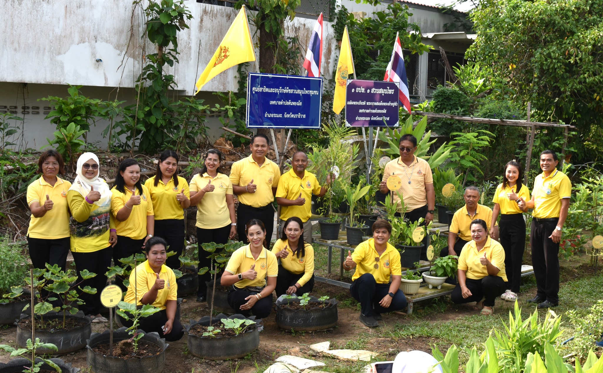 กิจกรรมปลูกต้นไม้เฉลิมพระเกียรติพระบาทสมเด็จพระเจ้าอยู่หัว เนื่องในโอกาสพระราชพิธีมหามงคลเฉลิมพระชนมพรรษา 6 รอบ 28 กรกฎาคม 2567
วันที่ 24 กรกฎาคม 2567 เวลา 09.00 น. ณ สวนวัชระอุทยาน ตำบลตันหยงมัส อำเภอระแงะ จังหวัดนราธิวาส กองสวัสดิการสังคม เทศบาลตำบลตันหยงมัส ได้จัดกิจกรรมปลูกต้นไม้ เนื่องในโอกาสที่พระบาทสมเด็จพระเจ้าอยู่หัวทรงพระชนมพรรษา 6 รอบ นับเป็นมหามงคลสมัยพิเศษยิ่ง จึงได้ขับเคลื่อนโครงการ 1 อปท. 1 สวนสมุนไพร เฉลิมพระเกียรติฯ น้อมถวายแด่พระบาทสมเด็จพระบรมชนกาธิเบศร มหาภูมิพลอดุลยเดชมหาราชบรมนาถบพิตร ตลอดจนพระราชปณิธานของพระบาทสมเด็จพระเจ้าอยู่หัว ในการ”สืบสาน รักษา และต่อยอด” เพื่อเสริมสร้างคุณภาพชีวิตที่ดีของประชาชนอย่างยั่งยืน พร้อมทั้งขับเคลื่อนเป้าหมายการพัฒนาที่ยั่งยืน (Sustainable Development Goals : SDGs) นำโดยนายประเสริฐ แซ่ฮ่อ นายกเทศมนตรีตำบลตันหยงมัส,นายเอกชัย จิตมงคล ประธานสภาเทศบาล,นายณัฐภัทร จิตนะมงคล ปลัดเทศบาล หัวหน้าส่วนราชการ และพนักงานเทศบาลตำบลตันหยงมัส เข้าร่วมในกิจกรรมดังกล่าวฯ กิจกรรมครั้งนี้จัดขึ้น เพื่อร่วมกันปลูกต้นไม้ ด้วยความร่วมมือร่วมใจ เป็นการเสริมสร้างสัมพันธไมตรีที่ดีระหว่างบุคลากรในเทศบาล และเป็นการสร้างสรรค์ประโยชน์เพื่อส่วนรวมในพื้นที่ ศูนย์สาธิตและอนุรักษ์พืชสวนสมุนไพรชุมชน เทศบาลตำบลตันหยงมัส หรือ 1 อปท. 1 สวนสมุนไพร เฉลิมพระเกียรติ พระบามสมเด็จพระเจ้าอยู่หัว เทศบาลตำบลตันหยงมัส อำเภอระแงะ จังหวัดนราธิวาส ซึ่งเป็นพื้นที่แหล่งเรียนรู้ท้องถิ่นเกี่ยวกับชนิดพืชพรรณสมุนไพร ให้เด็ก เยาวชน และประชาชนในชุมชน ได้เห็นคุณค่าของสมุนไพร ที่มีอยู่รวมทั้งประโยชน์ต่อการรักษาสุขภาพ การอนุรักษ์การใช้สมุนไพรท้องถิ่นให้เกิดประโยชน์ เพื่อเพิ่มพื้นที่สีเขียว เป็นแหล่งเรียนรู้พระราชกรณียกิจและแนวพระราชดำริของพระบาทสมเด็จพระบรมชนกาธิเบศร มหาภูมิพลอดุลยเดชมหาราช  บรมนาถบพิตร