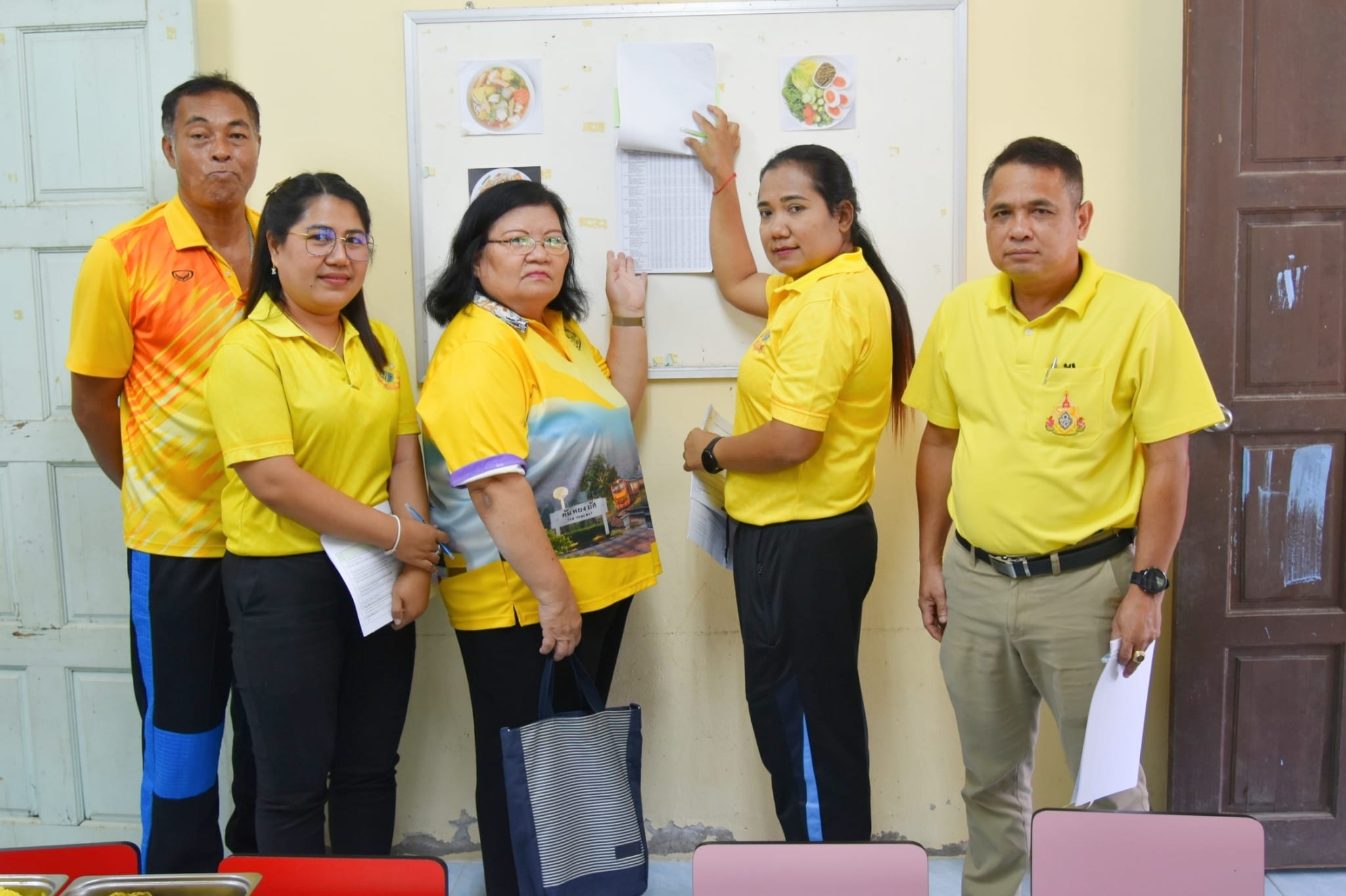 วันพุธ ที่ 24 กรกฎาคม 2567 เจ้าหน้าที่กองการศึกษา พร้อมคณะทำงานสุ่มตรวจอาหารกลางวันนักเรียนในโรงเรียนเขตเทศบาลและศูนย์พัฒนาเด็กเล็กสังกัดเทศบาลตำบลตันหยงมัส นำโดยนายนพพร จันทร์แก้ว รองปลัดเทศบาล ประธานคณะทำงาน นางกรรณิกา มะ ผู้อำนวยการกองสาธารณะสุขและสิ่งแวดล้อม และนายพิชัย จันทร์แก้ว ตำแหน่งหัวหน้าฝ่ายบริหารงานทั่วไป รักษาราชการแทนผู้อำนวยการกองการศึกษา คณะทำงาน นางสาวสุชัญญา ช่อเขียว เจ้าพนักงานธุรการชำนาญงาน คณะทำงาน และนางสาวสุคนธ์ จินนะมงคล นักสันทนาการปฏิบัติการ คณะทำงาน พร้อมด้วย คณะกรรมการฯ ดังกล่าว ได้ลงสุ่มตรวจติดตามและตรวจการดำเนินงานอาหารกลางวัน ประจำเดือนกรกฎาคม พ.ศ.2567 ของเด็กนักเรียนในโรงเรียนเขตเทศบาลตำบลตันหยงมัส และศูนย์พัฒนาเด็กเล็กสังกัดเทศบาลตำบลตันหยงมัส ประจำปีงบประมาณ พ.ศ. 2567 ตามมาตรการป้องกันการทุจริตงบประมาณค่าอาหารกลางวันเด็กนักเรียน ซึ่งกรมส่งเสริมการปกครองท้องถิ่นได้แจ้งกำชับเกี่ยวกับมาตรการป้องกันการทุจริตงบประมาณค่าอาหารกลางวันเด็กนักเรียนให้องค์กรปกครองส่วนท้องถิ่นถือปฏิบัติ เพื่อป้องกันผลกระทบต่อภาวะทุพโภชนาการเด็กนักเรียน โดยป้องกันมิให้ผู้ไม่สุจริตอาศัยโอกาสและช่องว่างต่างๆในกระบวนการจัดซื้อจัดจ้างแสวงหาประโยชน์จากงบประมาณค่าอาหารกลางวันเด็กนักเรียน เพื่อเป็นการป้องกันไม่ให้เกิดปัญหาดังกล่าวและเพื่อเป็นการกำหนดมาตรการทุจริตงบประมาณค่าอาหารกลางวันเด็กนักเรียน โดยมีกำหนดการ ดังนี้
 เวลา 10:30 - 11:00 น. ออกตรวจ ศูนย์พัฒนาเด็กเล็กเทศบาลตำบลตันหยงมัส  
 เวลา 11:00 - 11:30 น. ออกตรวจ โรงเรียนบ้านเขาพระ 
 เวลา 11:30 - 12:00 น. ออกตรวจ โรงเรียนอนุบาลระแงะ 
เพื่อเป็นการป้องกัน ไม่ให้เกิดปัญหาดังกล่าว จังหวัดกำชับให้องค์กรปกครองส่วนท้องถิ่น
ที่มีสถานศึกษาในสังกัดดำเนินการ ดังนี้
1. ตรวจสอบการปิดประกาศรายการอาหารและจำนวนอาหารสำคัญที่ใช้ประกอบอาหารปริมาณ,วัตถุดิบ
2. ตรวจสอบการบริหารจัดการโครงการอาหารกลางวัน
3. ตรวจสอบเอกสารการจัดซื้อจัดจ้าง และสัญญาการจ้างแม่ครัว/ผู้ประกอบการ
4. ตรวจสอบด้านปริมาณ และคุณภาพอาหารกลางวันโรงเรียนตามหลักโภชนาการ ให้เหมาะสมกับราคาที่ได้รับการอุดหนุนไป
5. ตรวจสอบการจัดการอาหารกลางวันตามระบบแนะนำสำรับอาหารกลางวัน สำหรับโรงเรียนอัตโนมัติ (Thai School lunch:TSL)