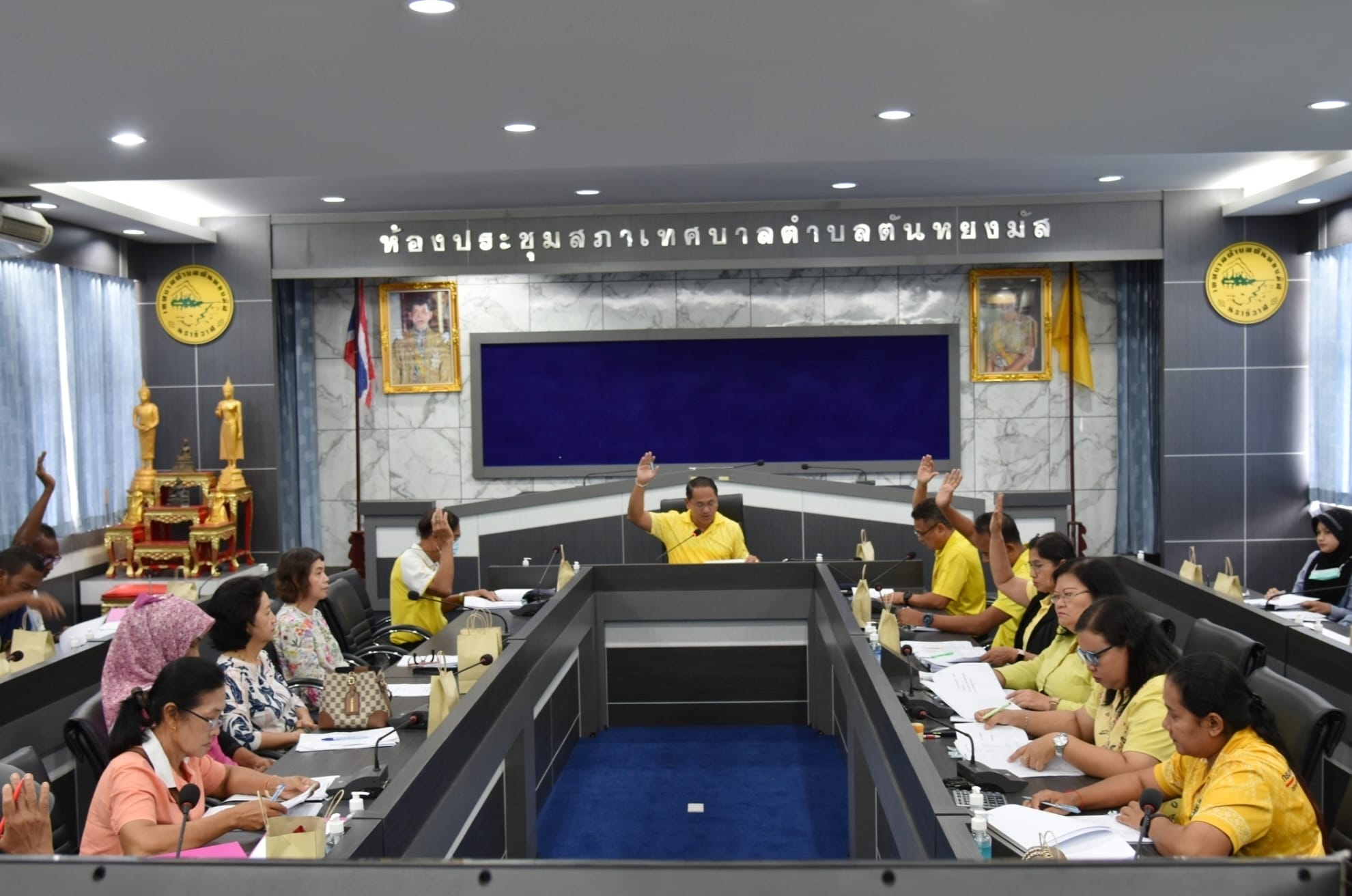การประชุมคณะกรรมการกองทุนหลักประกันสุขภาพเทศบาลตำบลตันหยงมัส ครั้งที่ 2/2567
 เวลา 13.30 น. วันที่ 25 กรกฎาคม 2567 ณ.ห้องประชุมสภาเทศบาลตำบลตันหยงมัส กองสาธารณสุขเเละสิ่งแวดล้อม ดำเนินการประชุมคณะกรรมการกองทุนหลักประกันสุขภาพเทศบาลตำบลตันหยงมัส และผู้เสนอโครงการ ครั้งที่ 2/2567 นายประเสริฐ แซ่ฮ่อ มอบหมายให้นายณัฐภัทร จิตนะมงคล ปลัดเทศบาลตำบลตันหยงมัส เป็นประธานคณะกรรมการกองทุนหลักประกันสุขภาพเทศบาลตำบลตันหยงมัส พร้อมด้วยนายนพพร จันทร์แก้ว รองปลัดเทศบาล,นางกรรณิกา มะ ผู้อำนวยการกองสาธารณสุขฯ, นางลำยอง ธรรมประณีต ผู้อำนวยการกองคลัง,นางสาวมัทนียา ขวัญดี หัวหน้าฝ่ายบริการสาธารณสุข,สมาชิกสภาเทศบาล สาธารณสุขอำเภอระแงะ,ผู้อำนวยการโรงพยาบาลระแงะ,หัวหน้าหน่วยงานบริการปฐมภูมิฯ ,รองผู้อำนวยการโรงเรียนอนุบาลระแงะ ,ผู้แทนศูนย์ประสานงานฯ ,อาสาสมัครสาธารณสุขฯ ,ผู้แทนผู้บ้าน และคณะทำงานเข้าร่วมในการประชุม เพื่อพิจารณาอนุมัติแผนงาน/โครงการกองทุนหลักประกันสุขภาพเทศบาลตำบลตันหยงมัส (เพิ่มเติมครั้งที่ 2 ) 
🛑สำหรับการประชุมครั้งนี้ ประกอบด้วย การรับรองรายงานประชุมคณะกรรมการกองทุนฯ ครั้งที่ 1/2567
🛑เรื่องที่เสนอให้ที่ประชุมทราบมีดังนี้
1.รายงานการเงินกองทุนหลักประกันสุขภาพเทศบาลตำบลตันหยงมัส
-รายงานการรับ -จ่ายและเงินคงเหลือ ประจำไตรมาส 1/2567
-รายงานการรับ -จ่ายและเงินคงเหลือ ประจำไตรมาส 2/2567
-รายงานการรับ -จ่ายและเงินคงเหลือ ประจำไตรมาส 3/2567
2.แผนการเงินประจำปี 2567
3.พิจารณาอนุมัติแผนงาน/โครงการ กองทุนหลักประกันสุขภาพ เทศบาลตำบลตันหยงมัส ประจำปีงบประมาณ 2566-2567 (เพิ่มเติมครั้งที่ 2 )
4.พิจารณาอนุมัติโครงการกองทุนหลักประกันสุขภาพ เทศบาลตำบลตันหยงมัส ที่ขอรับงบประมาณสนับสนุนประจำปีงบประมาณ 2567
🟠โครงการประเภทที่ 1 สนับสนุนการจัดบริการสาธารณสุขของหน่วยบริการ/สถานบริการ/หน่วยงานสาธารณสุข
1.โครงการโมบายคลินิกคัดกรองและประเมินปัจจัยเสี่ยงต่อสุขภาพ สุขภาพจิต และปรับเปลี่ยนพฤติกรรม ปีงบประมาณ2567 (โรงพยาบาลระแงะ)
2.โครงการวัยรุ่น วัยใส ใส่ใจสุขภาพ ปีงบประมาณ 2567 (โรงพยาบาลระแงะ)
3.โครงการรณรงค์ให้ความรู้และตรวจคัดกรองมะเร็งปากมดลูก มะเร็งเต้านม และมะเร็งลำไส้ใหญ่ ปีงบประมาณ 2567 (โรงพยาบาลระแงะ)
4.โครงการชะลอชรา ชีวายืนยาว (Wellness Plan) ปีงบประมาณ 2567 (โรงพยาบาลระแงะ)
5.โครงการร้านอาหารและแผงลอยปลอดภัย ปี2567 (กองสาธารณสุขฯ)
6.โครงการตรวจสอบสารปนเปื้อนในอาหาร ปี 2567 (กองสาธารณสุขฯ)
🟠โครงการประเภทที่ 2 สนับสนุนกิจกรรมสร้างเสริมสุขภาพ การป้องกันโรคของกลุ่มหรือองค์กรประชาชน/หน่วยงานอื่น
1.โครงการ”ขยับกายสไตล์แอโรบิด” ประจำปี 2567 (ชมรมแอโรบิค)
2.โครงการการปฐมพยาบาลเบื้องต้นในวัยใส (โรงเรียนอนุบาลระแงะ)
3.โครงการปรับเปลี่ยนพฤติกรรมสุขภาพ และเฝ้าระวังผู้ที่มีภาวะเสี่ยงโรคความดังโลหิตสูงเชิงรุก ในเขตเทศบาลตำบลตันหยงมัส ปี 2567 (ชมรม อสม.)
🟠โครงการประเภทที่ 3 สนับสนุนและส่งเสริมการสร้างเสริมสุขภาพ การป้องกันโรค การฟื้นฟูสมรรถภาพและการรักษาพยาบาลของศูนย์เด็กเล็กหรือศูนย์พัฒนาและฟื้นฟูคุณภาพชีวิตผู้สูงอายุและคนพิการ
1.โครงการพัฒนาเด็กน้อยสุขภาพดี (ศูนย์พัฒนาเด็กเล็กเทศบาลตำบลตันหยงมัส)