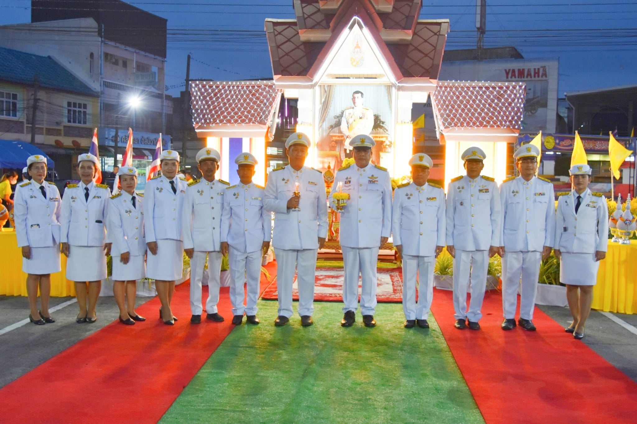 พิธีถวายเครื่องราชสักการะและวางพานพุ่ม พิธีถวายพระพรชัยมงคล เนื่องในโอกาสวันเฉลิมพระชนมพรรษาสมเด็จพระเจ้าอยู่หัว วันที่ 28 กรกฎาคม 2567
เวลา 17.30 น. วันที่ 28 กรกฎาคม 2567 ณ บริเวณวงเวียนลองกอง 
นายประเสริฐ แซ่ฮ่อ นายกเทศมนตรีตำบลตันหยงมัส คณะผู้บริหาร หัวหน้าส่วนราชการ ผู้บริหารสถานศึกษา  ข้าราชการ หน่วยงานภาครัฐ ภาคเอกชน และประชาชนในพื้นที่ ร่วมพิธีถวายเครื่องราชสักการะ และวางพานพุ่ม และพิธีถวายพระพรชัยมงคล เนื่องในโอกาสวันเฉลิมพระชนมพรรษาสมเด็จพระเจ้าอยู่หัว วันที่ 28 กรกฎาคม 2567
โดยมี นายวิมุตติ อำนักมณี นายอำเภอระแงะ เป็นประธานในพิธี จากนั้นประธานในพิธีได้กล่าวกราบบังคมทูลถวายพระพรชัยมงคล และร่วมขับร้องเพลง “สรรเสริญพระบารมี” และ “เพลงสดุดีจอมราชา” เบื้องหน้าพระฉายาลักษณ์ เพื่อเป็นการการแสดงออกซึ่งความจงรักภักดีเทิดทูน พิทักษ์รักษาไว้ซึ่งสถาบันพระมหากษัตริย์ เพื่อเป็นการสำนึกในพระมหากรุณาธิคุณ และแสดงออกถึงความจงรักภักดีต่อสถาบันพระมหากษัตริย์
