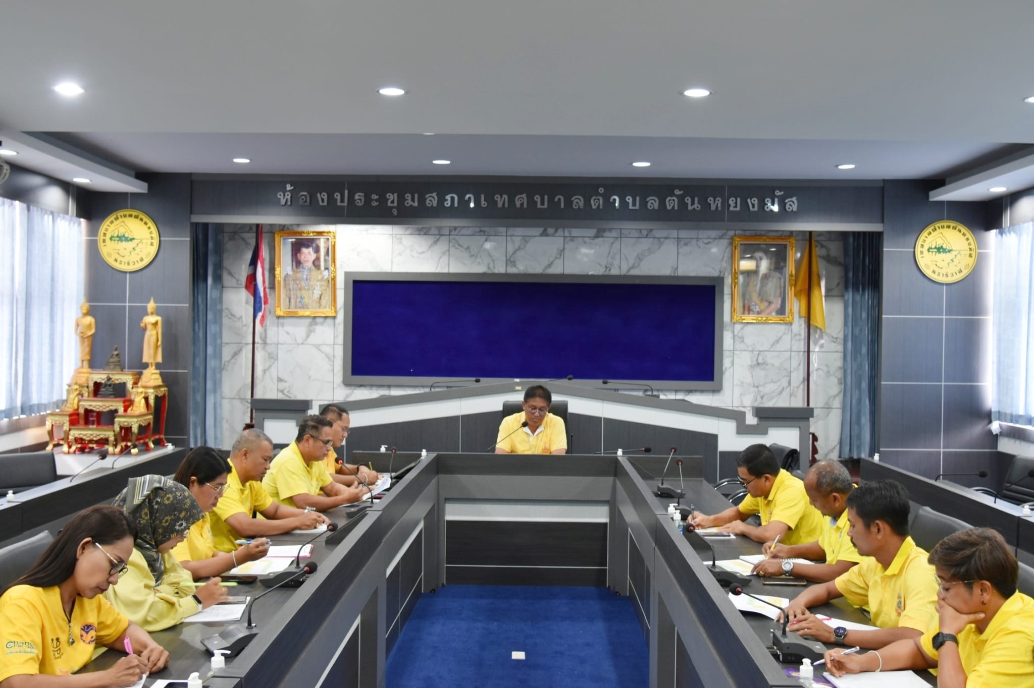 ประชุมปรึกษาหารือโครงการจัดกิจกรรมวันอาซูรอสัมพันธ์ ประจำปี 2567
วันที่ 30 กรกฎาคม 2567 เวลา 10:30 น. ณ ห้องประชุมสภาเทศบาลตำบลตันหยงมัส 
นายประเสริฐ แซ่ฮ่อ นายกเทศมนตรีตำบลตันหยงมัส เป็นประธานในการประชุม พร้อมด้วย นายณัฐภัทร จิตนะมงคล ปลัดเทศบาล,นายนพพร จันทร์แก้ว รองปลัดเทศบาล และพนักงานเทศบาลตำบลตันหยงมัส เข้าร่วมการประชุมปรึกษาหารือโครงการจัดกิจกรรมวันอาซูรอสัมพันธ์ เพื่อเตรียมความพร้อมในการจัดกิจกรรมวันอาซูรอ ประจำปี 2567 ในวันพุธ ที่ 7 สิงหาคม 2567 และเพื่อแจ้งข้อราชการที่สำคัญ ติดตามความก้าวหน้า  ของผลการดำเนินงานตลอดจนการวางแผน และกำเนิดนโยบายการปฏิบัติงาน เพื่อให้การดำเนินงานเป็นไปด้วยความเรียบร้อย และการดำเนินการปรับปรุงภารกิจเร่งด่วนของเทศบาลในทุกส่วนงาน ทั้งนี้ ประชุมได้แจ้งปัญหา และอุปสรรคที่เกิดขึ้นพร้อมร่วมเสนอแนะในการแก้ไขปัญหาเพื่อให้เกิดประโยชน์ต่อประชาชนสูงสุด
