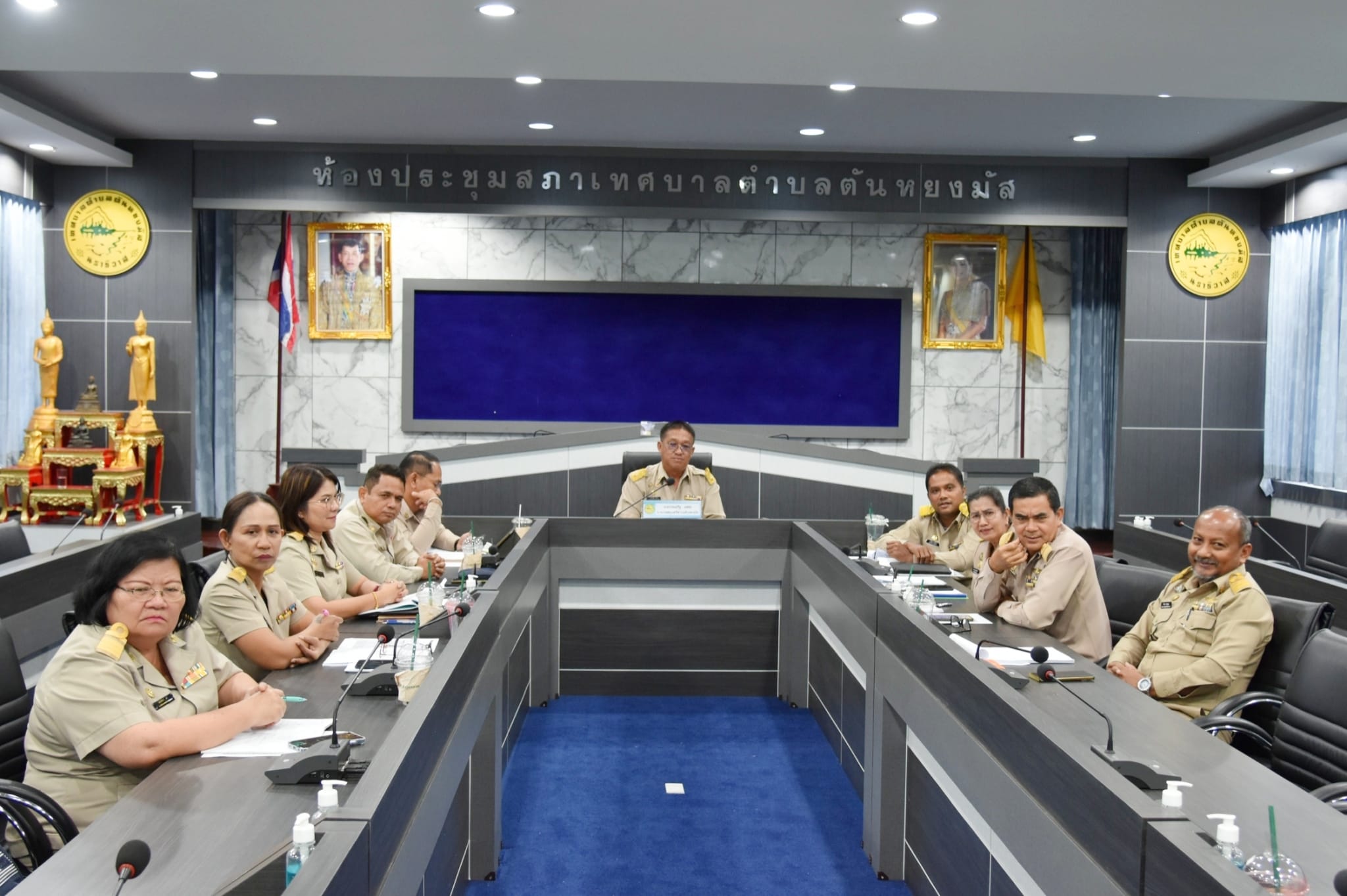 เทศบาลตำบลตันหยงมัสเข้าร่วมประชุมคณะอนุกรรมาธิการท้องถิ่นเทศบาลนคร เทศบาลเมือง เทศบาลตำบล และเงินอุดหนุนที่จัดสรรให้องค์กรปกครองส่วนท้องถิ่น (องค์การบริหารส่วนตำบล) ของกรมส่งเสริมการปกครองท้องถิ่น ประชุมผ่านสื่ออิเล็กทรอนิกส์ ด้วยระบบ ZOOM 
วันที่ 6 สิงหาคม 2567 เวลา 13.00 น. ห้องประชุมสภาเทศบาลตำบลตันหยงมัส ชั้น 3 เทศบาลตำบลตันหยงมัส ได้ชี้แจงงบประมาณต่อคณะอนุกรรมาธิการท้องถิ่น เทศบาลนคร เทศบาลเมือง เทศบาลตำบลตันหยงมัส และ เงินอุดหนุนที่จัดสรรให้แก่องค์กรปกครองส่วนท้องถิ่น (และองค์การบริหารส่วนตำบล) ของกรมส่งเสริมการปกครองท้องถิ่น นำโดยนายประเสริฐ แซ่ฮ่อ นายกเทศมนตรีตำบลตันหยงมัส ได้เข้าชี้แจงงบประมาณรายจ่ายประจำปีงบประมาณ​ พ.ศ.2568 ผ่านสื่ออิเล็กทรอนิกส์ (Video Conference) ขององค์กรปกครองส่วนท้องถิ่นในส่วน “เทศบาลตำบล” พร้อมด้วยนายณัฐภัทร จิตนะมงคล ปลัดเทศบาล นายนพพร จันทร์แก้ว รองปลัดเทศบาล หัวหน้าส่วนราชการ และพนักงานเทศบาลตำบลตันหยงมัสที่เกี่ยวข้อง
