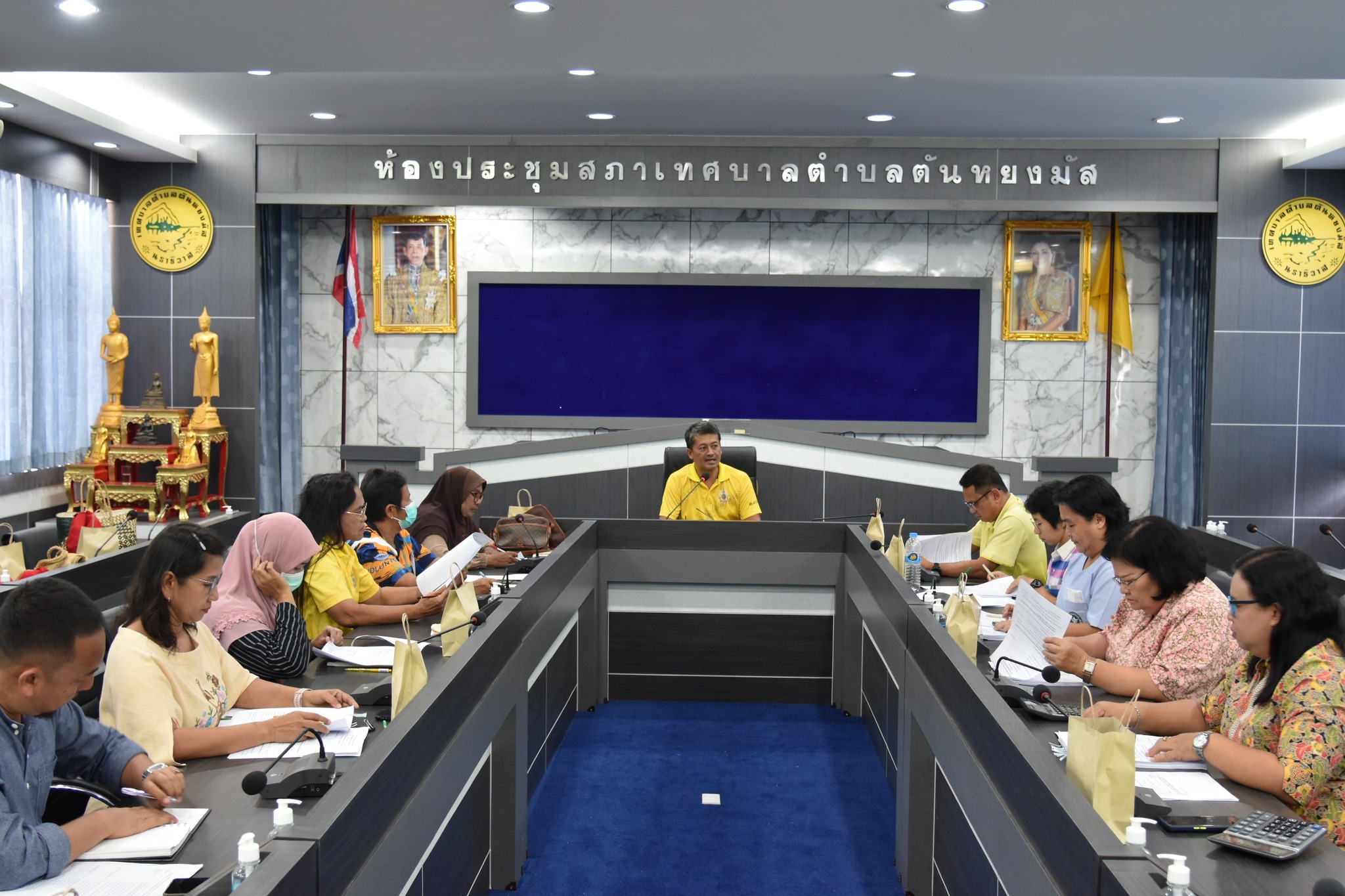 โครงการกองทุนหลักประกันสุขภาพเทศบาลตำบลตันหยงมัส (เพิ่มเติมครั้งที่ 2 ) การประชุมคณะกรรมการกองทุนหลักประกันสุขภาพเทศบาลตำบลตันหยงมัส ครั้งที่ 3/2567
เวลา 13.30 น. วันที่ 8 สิงหาคม 2567 ณ.ห้องประชุมสภาเทศบาลตำบลตันหยงมัส กองสาธารณสุข และสิ่งแวดล้อม ดำเนินการประชุมคณะกรรมการกองทุนหลักประกันสุขภาพเทศบาลตำบลตันหยงมัสครั้งที่ 3/2567 นายนพพร จันทร์แก้ว รองปลัดเทศบาล มอบหมายให้นายพิชา วรรณลักษณ์ ท้องถิ่นอำเภอระแงะ เป็นประธานคณะกรรมการกองทุนหลักประกันสุขภาพเทศบาลตำบลตันหยงมัส พร้อมด้วยนางกรรณิกา มะ ผู้อำนวยการกองสาธารณสุขฯ นางลำยอง ธรรมประณีต ผู้อำนวยการกองคลัง นางสาวมัทนียา ขวัญดี หัวหน้าฝ่ายบริการสาธารณสุข สมาชิกสภาเทศบาล สาธารณสุขอำเภอระแงะ อาสาสมัครสาธารณสุขฯ ศูนย์การศึกษาประจำมัสยิดตันหยงมัส ผู้แทนผู้บ้าน และคณะทำงานเข้าร่วมในการประชุม เพื่อพิจารณาแผนงาน/โครงการที่ขอรับงบสนับสนุนจากกองทุนหลักประกันสุขภาพ เทศบาลตำบลตันหยงมัส ประจำปีงบประมาณ 2566-2570
🟠สำหรับการประชุมครั้งนี้ ประกอบด้วย การรับรองรายงานประชุมคณะกรรมการกองทุนฯ ครั้งที่ 1/2567
เรื่องที่เสนอให้ที่ประชุมพิจารณา
1.พิจารณาแผนงาน/โครงการที่ขอรับงบสนับสนุนจากกองทุนหลักประกันสุขภาพ เทศบาลตำบลตันหยงมัส ประจำปีงบประมาณ 2566-2570
▶️โครงการประเภทที่ 2 สนับสนุนกิจกรรมสร้างเสริมสุขภาพ การป้องกันโรคของกลุ่มหรือองค์กรประชาชน/หน่วยงานอื่น
-โครงการขลิบหนังหุ้มปลายอวัยวะเพสชาย (ศูนย์เยาวชนตันหยงมัส)
▶️โครงการประเภทที่ 4 สนับสนุนการบริหารหรือจัดการกองทุนฯ
-โครงการบริหารจัดการงานกองทุนหลักประกันสุขภาพเทศบาลตำบลตันหยงมัส และพัฒนาศักยภาพคณะกรรมการกองทุนหลักประกันสุขภาพ ปีงบประมาณ 2568
▶️โครงการประเภทที่ 6 การใช้เงินตามมติบอร์ด
-โครงการสนับสนุนอ้อมผู้ใหญ่ สำหรับบุคคลที่มีปัญหาการกลั้นปัสสาวะ หรืออุจจาระไม่ได้ ปีงบประมาณ 2567
🟠2.พิจารณาแผนงาน/โครงการที่ขอรับงบสนับสนุนจากกองทุนหลักประกันสุขภาพ เทศบาลตำบลตันหยงมัส ประจำปีงบประมาณ 2566-2570 (เพิ่มเติมครั้ง 3)
-โครงการประเภทที่ 2 สนับสนุนกิจกรรมสร้างเสริมสุขภาพ การป้องกันโรคของกลุ่ม หรือองค์กรประชาชน/หน่วยงานอื่น
▶️โครงการต้านภัยบุหรี่ไฟฟ้า (ศูนย์อบรมจริยธรรมมัสยิดตันหยงมัส)
▶️โครงการพัฒนาศักยภาพผู้ดูแลผู้สูงอายุและสร้างเสริมสุขภาพผู้สูงอายุเชิงรุก ปี 2567 (ชุมชนโรงเรียนแหลมทองวิทยา)
▶️โครงการติดตามเยี่ยมบ้านผุ้พิการ และผู้ป่วยติดบ้านติดเตียง ปี 2567 (ชุมชนโรงเรียนการุสสลาม)
▶️โครงการค้นหา และติดตามภาวะเสี่ยงโรคหัวใจ หลอดเลือดสมองเชิงรุก ปี 2567 (ชุมชนวงเวียงลองกอง)
▶️โครงการค้นหาและสร้างเสริมสุขภาพหญิงตั้งครรภ์ แม่เด็กหลังคลอดเชิงรุก ปี 2567 (ชุมชนตลาดกลางผลไม้)