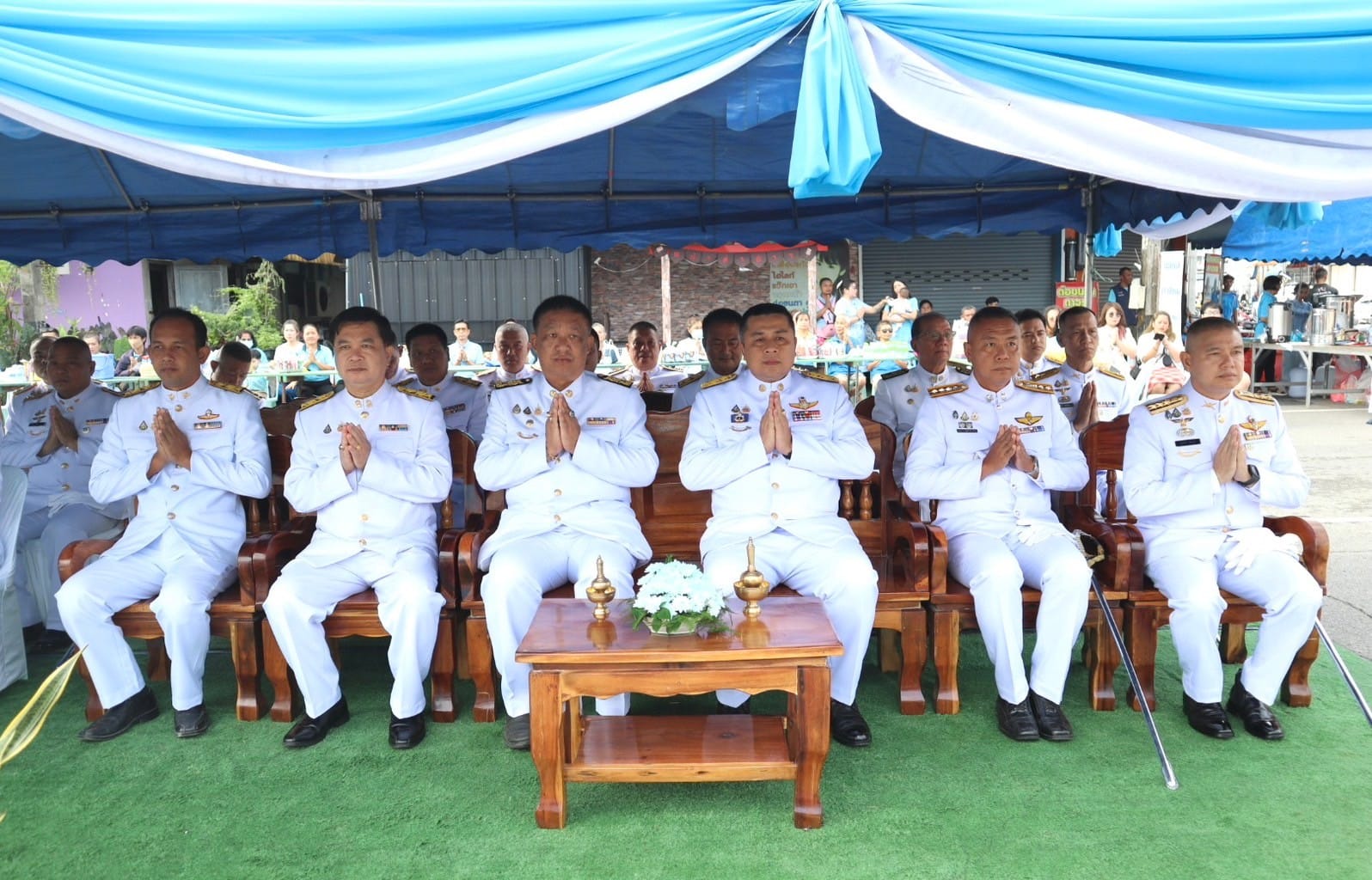 พิธีทำบุญตักบาตรเฉลิมพระเกียรติ สมเด็จพระนางเจ้าสิริกิติ์ พระบรมราชินีนาถ พระบรมราชชนนีพันปีหลวง
เวลา 07.30 น.วันที่ 12 สิงหาคม 2567 ณ บริเวณวงเวียนลองกอง (หน้าสถานีรถไฟตันหยงมัส)
นายประเสริฐ แซ่ฮ่อ นายกเทศมนตรีตำบลตันหยงมัส นำคณะผู้บริหาร หัวหน้าส่วนราชการ สมาชิกสภา และพนักงานเทศบาลตำบลตันหยงมัส  ร่วมพิธีทำบุญตักบาตร เพื่อถวายเป็นพระราชกุศล เนื่องในโอกาสวันเฉลิมพระเกียรติ สมเด็จพระนางเจ้าสิริกิติ์ พระบรมราชินีนาถ พระบรมราชชนนีพันปีหลวง โดยมีนายวิมุตติ อำนักมณี นายอำเภอระแงะ เป็นประธานในพิธี พร้อมด้วยข้าราชการ หน่วยงานภาครัฐ ภาคเอกชน และประชาชนในพื้นที่เข้าร่วมพิธีโดยพร้อมเพรียงกัน  เพื่อแสดงออกถึงความจงรักภักดี และเทิดทูนสถาบันพระมหากษัตริย์