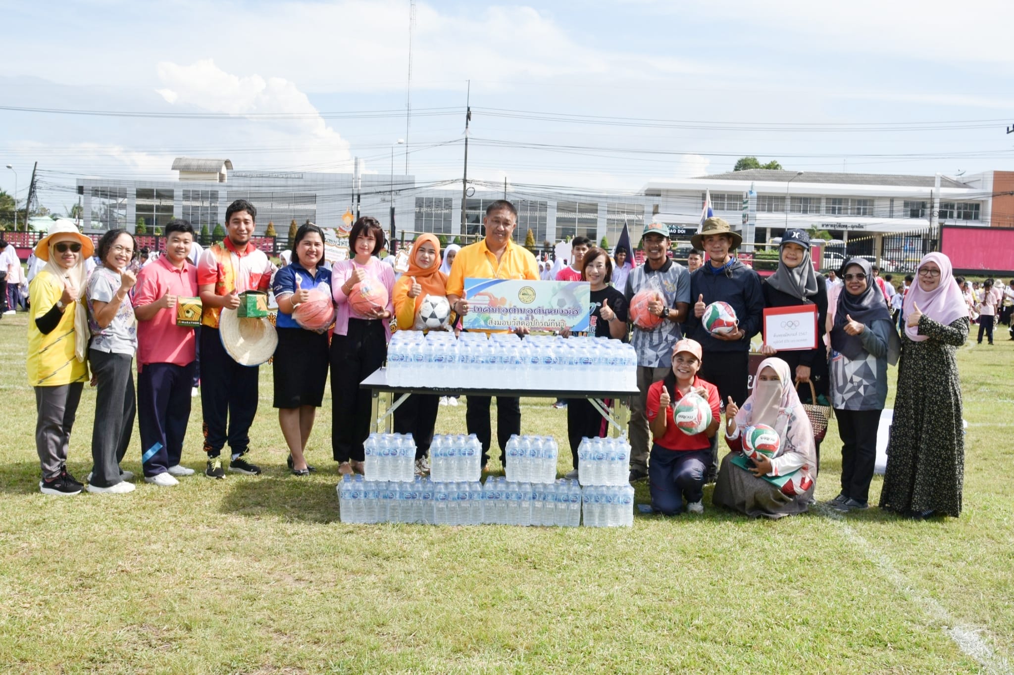 เทศบาลตำบลตันหยงมัสมอบอุปกรณ์กีฬาให้กับ​ นักเรียนโรงเรียนตันหยงมัส                  
วันอังคาร ที่ 13 สิงหาคม 2567  เวลา 09.00 น.  กองการศึกษา​ เทศบาลตำบลตันหยงมัส​ นำโดย
นายประเสริฐ  แซ่ฮ่อ นายกเทศมนตรีตำบลตันหยงมัส พร้อมด้วยพนักงานกองการศึกษา เทศบาลตำบลตันหยงมัส มอบอุปกรณ์กีฬาให้กับ ดร.อภิวรรณ ยอดมงคล ผู้อำนวยการโรงเรียนตันหยงมัส ซึ่งเป็นตัวแทนในการรับมอบอุปกรณ์กีฬา​  เพื่อสนับสนุนและเตรียมความพร้อมในการแข่งขันกีฬาสี "ตันหยงมัสเกมส์" ประจำปีการศึกษา 2567 และส่งเสริมให้นักเรียนได้ใช้เวลาว่างให้เกิดประโยชน์ด้วยการเล่นกีฬา รักการออกกำลังกายและเป็นการฝึกทักษะทางด้านกีฬาอีกด้วย อุปกรณ์ที่มอบมีดังนี้ ตะกร้อ จำนวน 2 ลูก วอลเล่ย์บอล จำนวน 2 ลูก ฟุตซอล จำนวน 1 ลูก บาสเกตบอล จำนวน 3 ลูก ตาข่ายวอลเล่ย์บอล จำนวน 1 ผืน และตาข่ายบาสเกตบอล จำนวน 2 ผืน