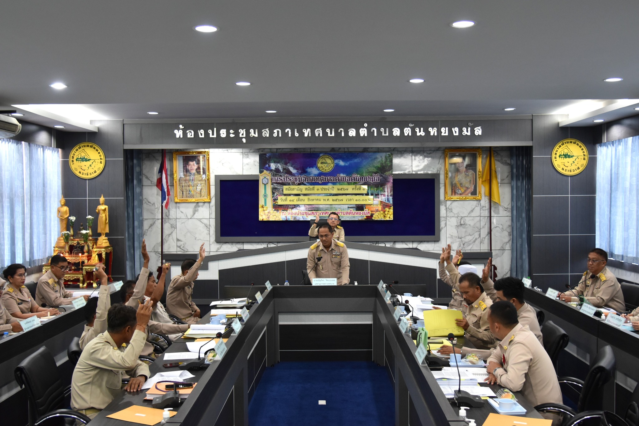 วันพุธ ที่ 14 สิงหาคม 2567 เวลา 10.00 น. ประชุมสภาเทศบาล สมัยสามัญ สมัยที่ 3 ครั้งที่ 1 ประจำปี 2567 ณ ห้องประชุมสภาเทศบาลตำบลตันหยงมัส นายเอกชัย จิตมงคล ประธานสภาเทศบาลตันหยงมัส เป็นประธานเปิดการประชุมสภาเทศบาลตำบลตันหยงมัส สมัยสามัญ สมัยที่ 3 ครั้งที่ 1 ประจำปี พ.ศ.2567
            โดยมี นายประเสริฐ แซ่ฮ่อ นายกเทศมนตรีตำบลตันหยงมัส พร้อมด้วยคณะผู้บริหาร สมาชิกสภาเทศบาล ปลัดเทศบาล และหัวหน้าส่วนราชการเทศบาลตำบลตันหยงมัส ร่วมประชุมตอบข้อกระทู้ถามของสมาชิกสภาเทศบาล และรายงานเรื่องเสนอใหม่ ดังนี้
            -ญัตติ ร่างเทศบัญญัติงบประมาณรายจ่าย ประจำปีงบประมาณ          พ.ศ.2568 วาระที่ 1 (ขั้นรับหลักการ) (กองยุทธศาสตร์และงบประมาณ)
          -  ญัตติ อื่นๆ ตามภารกิจของเทศบาลตำบลตันหยงมัส ให้ที่ประชุมทราบ