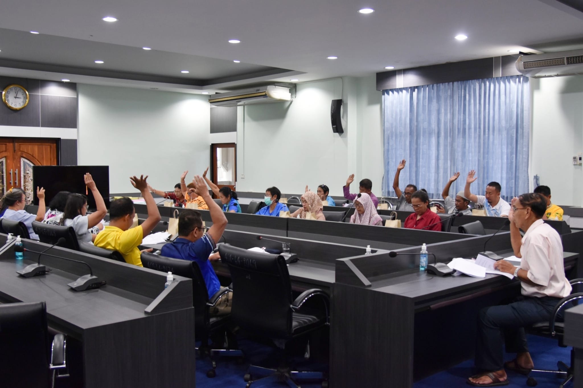 การประชุมคณะกรรมการกองทุนหลักประกันสุขภาพเทศบาลตำบลตันหยงมัส ครั้งที่ 3/2567
เวลา 13.30 น. วันที่ 16 สิงหาคม 2567 ณ.ห้องประชุมสภาเทศบาลตำบลตันหยงมัส กองสาธารณสุข และสิ่งแวดล้อม ดำเนินการประชุมคณะกรรมการกองทุนหลักประกันสุขภาพเทศบาลตำบลตันหยงมัสครั้งที่ 3/2567 นายนพพร จันทร์แก้ว รองปลัดเทศบาล มอบหมายให้นายสุพล โชติการ ผู้ทรงคุณวุฒิ เป็นประธานคณะกรรมการกองทุนหลักประกันสุขภาพเทศบาลตำบลตันหยงมัส พร้อมด้วยนางกรรณิกา มะ ผู้อำนวยการกองสาธารณสุขฯ นางลำยอง ธรรมประณีต ผู้อำนวยการกองคลัง นางสาวมัทนียา ขวัญดี หัวหน้าฝ่ายบริการสาธารณสุข สมาชิกสภาเทศบาล สาธารณสุขอำเภอระแงะ อาสาสมัครสาธารณสุขฯ ศูนย์การศึกษาประจำมัสยิดตันหยงมัส ผู้แทนผู้บ้าน และคณะทำงานเข้าร่วมในการประชุม เพื่อพิจารณาแผนงาน/โครงการที่ขอรับงบสนับสนุนจากกองทุนหลักประกันสุขภาพ เทศบาลตำบลตันหยงมัส ประจำปีงบประมาณ 2566-2570
🟠สำหรับการประชุมครั้งนี้ ประกอบด้วย การรับรองรายงานประชุมคณะกรรมการกองทุนฯ ครั้งที่ 1/2567
เรื่องที่เสนอให้ที่ประชุมพิจารณา
1.พิจารณาแผนงาน/โครงการที่ขอรับงบสนับสนุนจากกองทุนหลักประกันสุขภาพ เทศบาลตำบลตันหยงมัส ประจำปีงบประมาณ 2566-2570
▶️โครงการประเภทที่ 2 สนับสนุนกิจกรรมสร้างเสริมสุขภาพ การป้องกันโรคของกลุ่มหรือองค์กรประชาชน/หน่วยงานอื่น
-โครงการขลิบหนังหุ้มปลายอวัยวะเพสชาย (ศูนย์เยาวชนตันหยงมัส)
▶️โครงการประเภทที่ 4 สนับสนุนการบริหารหรือจัดการกองทุนฯ
-โครงการบริหารจัดการงานกองทุนหลักประกันสุขภาพเทศบาลตำบลตันหยงมัส และพัฒนาศักยภาพคณะกรรมการกองทุนหลักประกันสุขภาพ ปีงบประมาณ 2568
▶️โครงการประเภทที่ 6 การใช้เงินตามมติบอร์ด
-โครงการสนับสนุนอ้อมผู้ใหญ่ สำหรับบุคคลที่มีปัญหาการกลั้นปัสสาวะ หรืออุจจาระไม่ได้ ปีงบประมาณ 2567
2.พิจารณาแผนงาน/โครงการที่ขอรับงบสนับสนุนจากกองทุนหลักประกันสุขภาพ เทศบาลตำบลตันหยงมัส ประจำปีงบประมาณ 2566-2570 
-โครงการประเภทที่ 2 สนับสนุนกิจกรรมสร้างเสริมสุขภาพ การป้องกันโรคของกลุ่ม หรือองค์กรประชาชน/หน่วยงานอื่น
▶️โครงการต้านภัยบุหรี่ไฟฟ้า (ศูนย์อบรมจริยธรรมมัสยิดตันหยงมัส)
▶️โครงการพัฒนาศักยภาพผู้ดูแลผู้สูงอายุและสร้างเสริมสุขภาพผู้สูงอายุเชิงรุก ปี 2567 (ชุมชนโรงเรียนแหลมทองวิทยา)
▶️โครงการติดตามเยี่ยมบ้านผุ้พิการ และผู้ป่วยติดบ้านติดเตียง ปี 2567 (ชุมชนโรงเรียนการุสสลาม)
▶️โครงการค้นหา และติดตามภาวะเสี่ยงโรคหัวใจ หลอดเลือดสมองเชิงรุก ปี 2567 (ชุมชนวงเวียงลองกอง)
▶️โครงการค้นหาและสร้างเสริมสุขภาพหญิงตั้งครรภ์ แม่เด็กหลังคลอดเชิงรุก ปี 2567 (ชุมชนตลาดกลางผลไม้)
