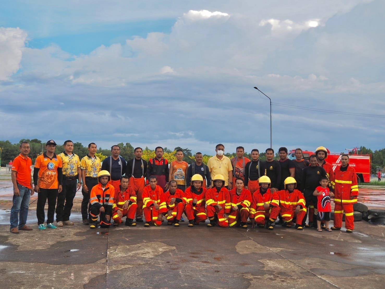 งานป้องกันและบรรเทาสาธารณภัย เทศบาลตำบลตันหยงมัส ได้ฝึกทบทวน บุคลากรป้องกันและบรรเทา
สาธารณภัย ประจำเดือน สิงหาคม พ.ศ.2567

วันพฤหัสบดี ที่ 22 สิงหาคม พ.ศ. 2567 เวลา 13.00 น. ณ งานป้องกันบรรเทาสาธารณภัย เทศบาลตำบลตันหยงมัส อำเภอระแงะ จังหวัดนราธิวาส นายประเสริฐ แซ่ฮ่อ นายกเทศมนตรีตำบลตันหยงมัสมอบหมายให้นายธานินทร์ สุวรรมณี  หัวหน้าฝ่ายปกครอง เทศบาลตำบลตันหยงมัส นำพนักงานเจ้าหน้าที่งานป้องกันและบรรเทาสาธารณภัย สำนักปลัด เทศบาลตำบลตันหยงมัส ได้เข้าร่วมฝึกทบทวน บุคลากรงานป้องกันและบรรเทาสาธารณภัย โดยมีวิทยากรจากงานป้องกันและบรรเทาสาธารณภัย เทศบาลเมืองนราธิวาส ลงพื้นที่ฝึกซ้อมแผนดังกล่าว ได้จำลองสถานการณ์ การดับไฟป่า และ หมอกควัน การระงับอัคคีภัย การจัดทีมเข้าระงับเหตุอัคคีภัยที่เกิดจากแก๊ส LPG และการระงับเหตุอัคคีภัยที่เกิดจาก น้ำมัน ด้วยน้ำยาเคมีโฟม 
อีกทั้งได้มีการจำลองสถานการณ์ เข้าระงับไฟไหม้แก๊ส LPG และการระงับเหตุไฟไหม้น้ำมัน ด้วยน้ำเคมีโฟม จำสองสถานการณ์เสมือนเหตุการณ์จริง 
เพื่อเป็นการเตรียมความพร้อมในการป้องกันอัคคีภัยที่อาจเกิดขึ้น เพื่อเสริมสร้างความรู้แก่เจ้าหน้าที่ได้อย่างถูกต้อง เป็นการสร้างความมั่นใจให้กับเจ้าหน้าที่เมื่อเผชิญเหตุ รวมทั้งแนวทางปฏิบัติเบื้องต้นเมื่อเกิดเหตุการณ์